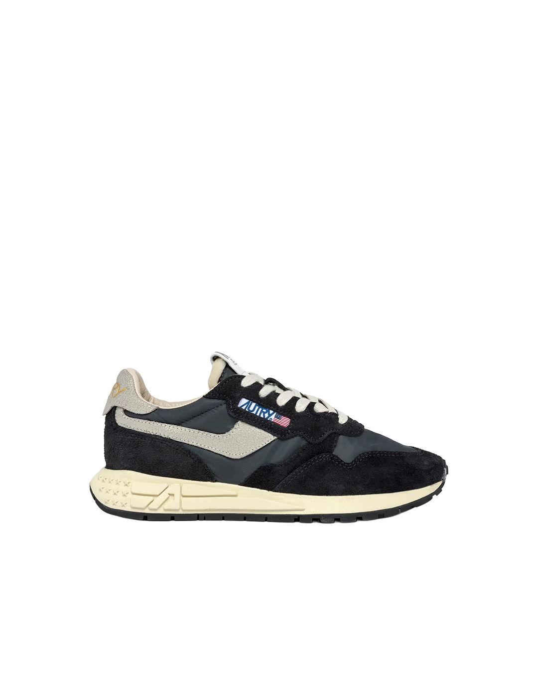제시카 일상룩 운동화🖤❤️뭐임??
올화이트만 예쁜줄 알았는데🇺🇸👟다른색도 코디에 예쁜듯

제시카가 오트리 올화이트 대신 컬러 오트리를 선택했습니다.

1. 오트리 REELWIND 로우 스니커즈 블랙 나일론 스웨이드
제시카는 블랙 가디건과 화이트 쇼츠, 선글라스를 매치해 심플한 도심룩을 완성했고 여기에 REELWIND 스니커즈를 더했습니다. 블랙과 베이지가 섞인 나일론 스웨이드 소재가 발끝에 포인트가 되어주며, 빈티지한 로고 디테일이 전체 룩에 감각을 더합니다.

2. 오트리 WINDSPIN 컬러 샤이엔 앤 루타바가 스웨이드 레더
브라운 가죽 자켓과 데님 쇼츠로 꾸민 제시카의 주말 룩은 햄튼의 초록 배경과 어우러지며 여유로운 분위기를 자아냅니다. 레트로 핑크 컬러의 WINDSPIN 스니커즈가 계절의 기분을 담아내고, 화이트가 아닌 컬러를 택한 스타일링이 룩에 생기를 불어넣습니다. 이미지5