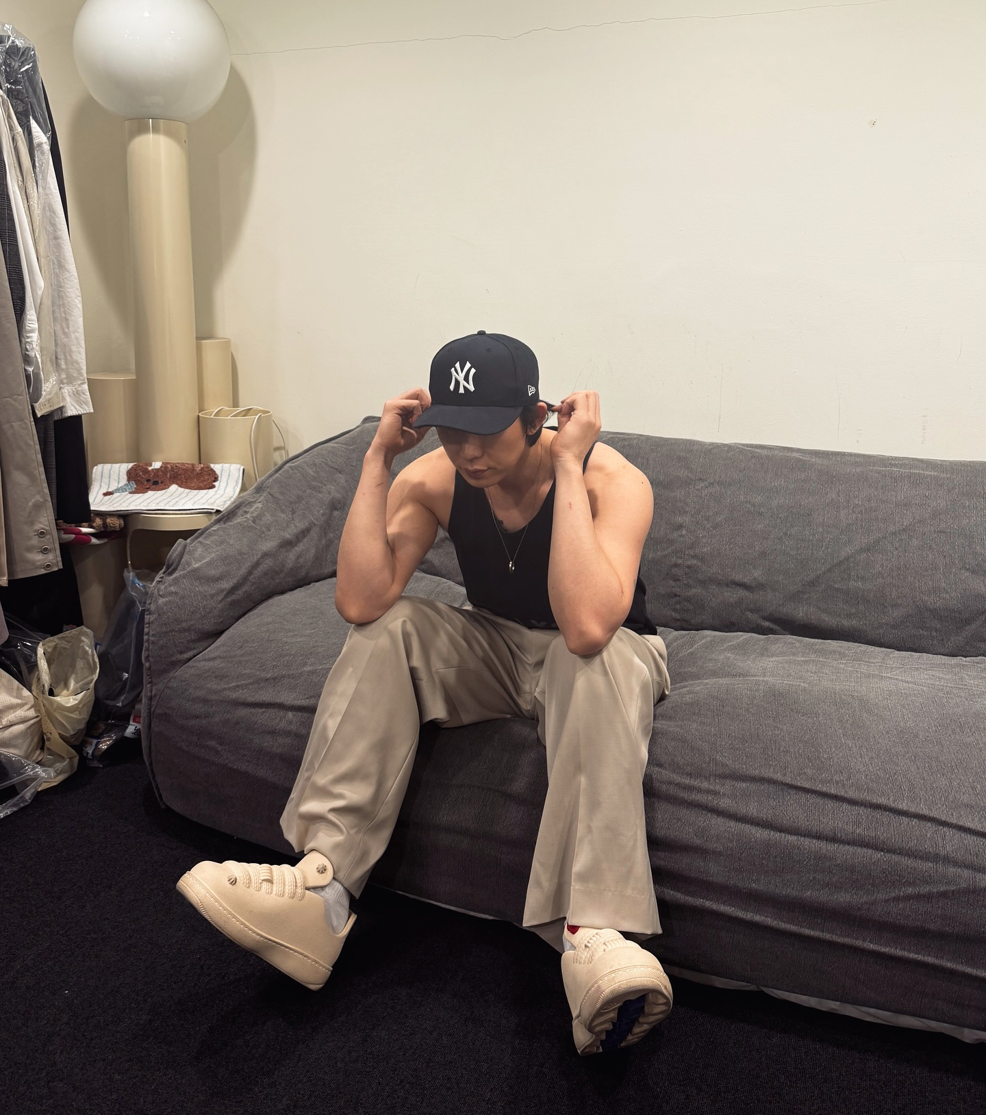 코드 쿤스트의 볼캡 스타일🧢
스트릿과 미니멀 스타일 모두 참고할 수 있는 룩✨체크!

1. 그램아운스파운드 Excuse Me 볼캡
네이비 컬러에 “ExcuseMe” 문구 자수가 포인트인 볼캡 입니다. 라이트 톤 셔츠와 잘 어울리며 미니멀 스타일을 잘 살릴 수 있는 아이템입니다.

2. 그램아운스파운드 PES 볼캡
화이트, 블랙 조합에 로고가 새겨진 볼캡입니다. 올 블랙 룩에 매치했을 때 좋은 아이템입니다.

3. 어웨이크뉴욕 스냅백 캡
맨하탄과 뉴욕 시티 레터링이 크게 새겨진 볼캡입니다. 스트라이프 셔츠와 매치했을 때 포인트를 살릴 수 있는 아이템입니다.

4. 에프씨이 코듀로이 캡
올블랙에 가까운 톤과 미니멀한 로고 처리로, 어떤 코디든 잘 어울리는 아이템입니다. 이미지