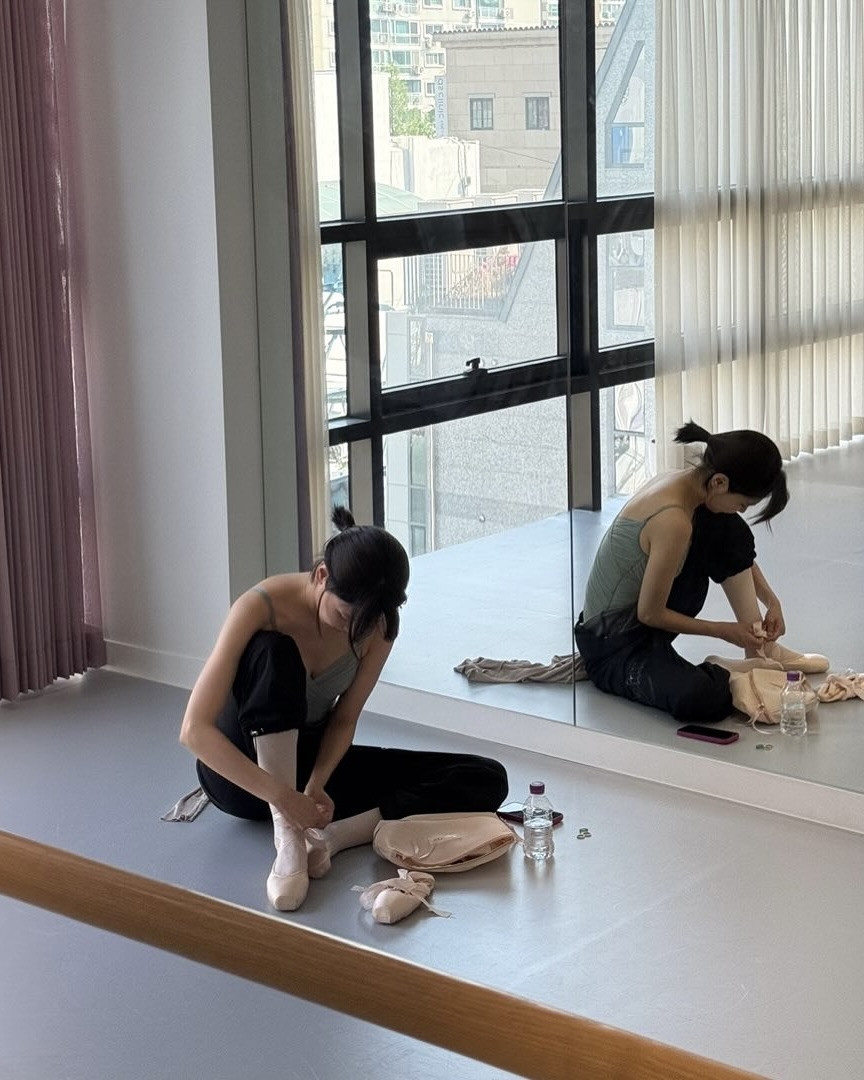 도대체 못 하는게 뭐야?😮
정비사 금주 모드 OFF🔧 → 발레하는 수영 ON🩰

드라마 '금주를 부탁해' 속 정비사 금주가 아닌, 현실 속 수영은 발레로 일상을 물들이는 중 입니다. 러블리한 튜튜와 함께한 우아한 하루, 지금 만나보세요. 이미지6