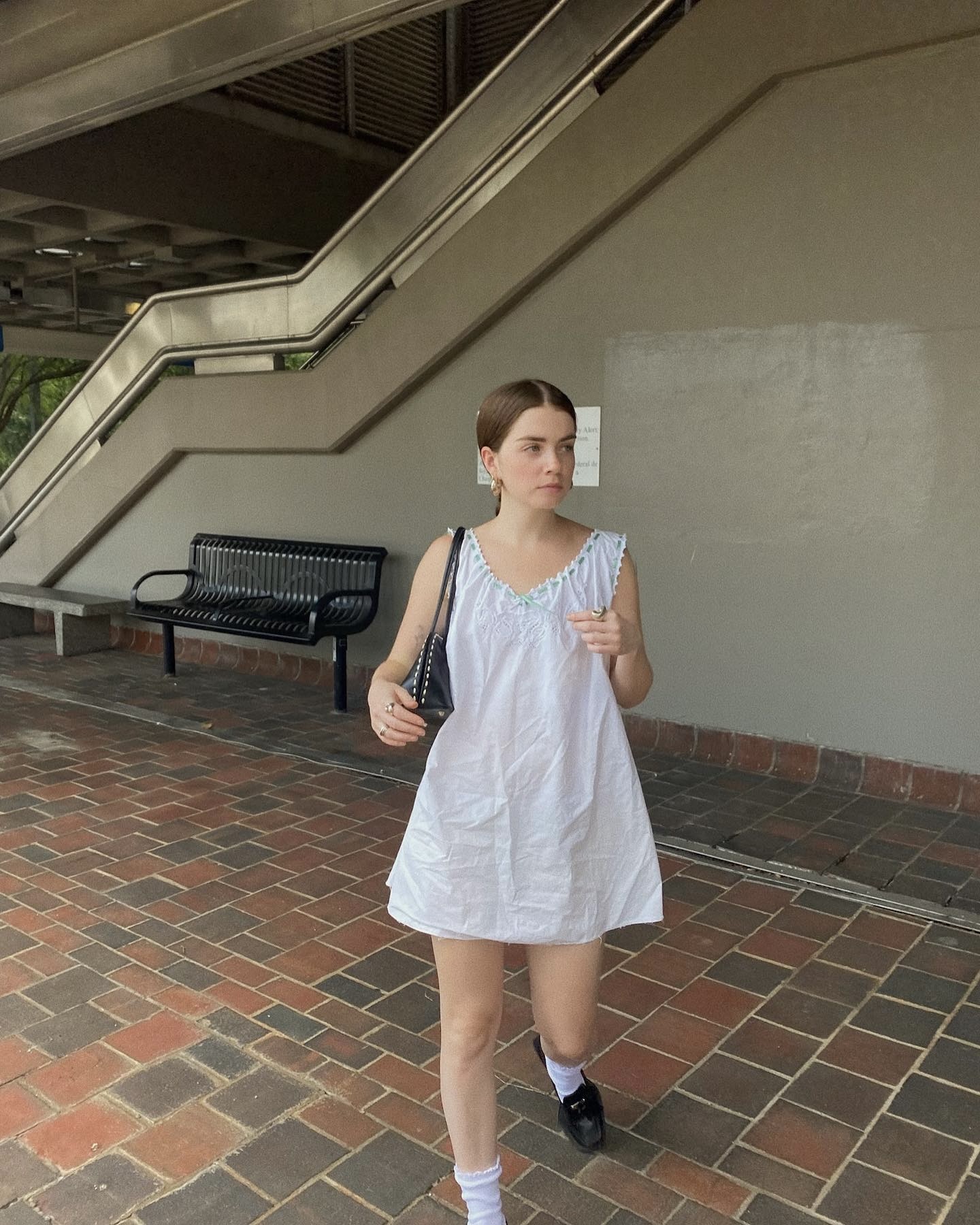 그래니룩, 요즘 핫한 키워드👗 레트로 감성에 빠진 MZ❗️그래니룩으로 꾸안꾸 완성하기

다시 주목받는 그래니룩, 그 매력의 이유를 지금 확인해 보자 👀

한때 '할머니 스타일'이라며 촌스럽다는 편견을 받았던 그래니룩은  최근 MZ세대를 중심으로 뉴트로 키워드로 떠오르며  레트로 열풍과 맞물려 독보적인 존재감을 드러내고 있습니다.

리본과 레이스 펀칭 자수의 섬세한 디테일이 들어간 원피스나 가벼운 니트 조끼와 데님 팬츠를 입어 캐주얼하면서 세련된 분위기를 연출할 수 있습니다. 메리제인이나 실크 스카프로 룩에 감각적인 디테일을 더하는 것이 핵심이며, 지나치게 올드해 보이지 않도록 컬러와 실루엣 선택하는 점이 핵심입니다.

그래니룩은 과거의 멋을 현대적으로 풀어낸 트렌디한 스타일입니다. 이제 촌스러움은 지나간 이야기, 스타일링에 활용하기 좋은 키워드입니다. 이미지4
