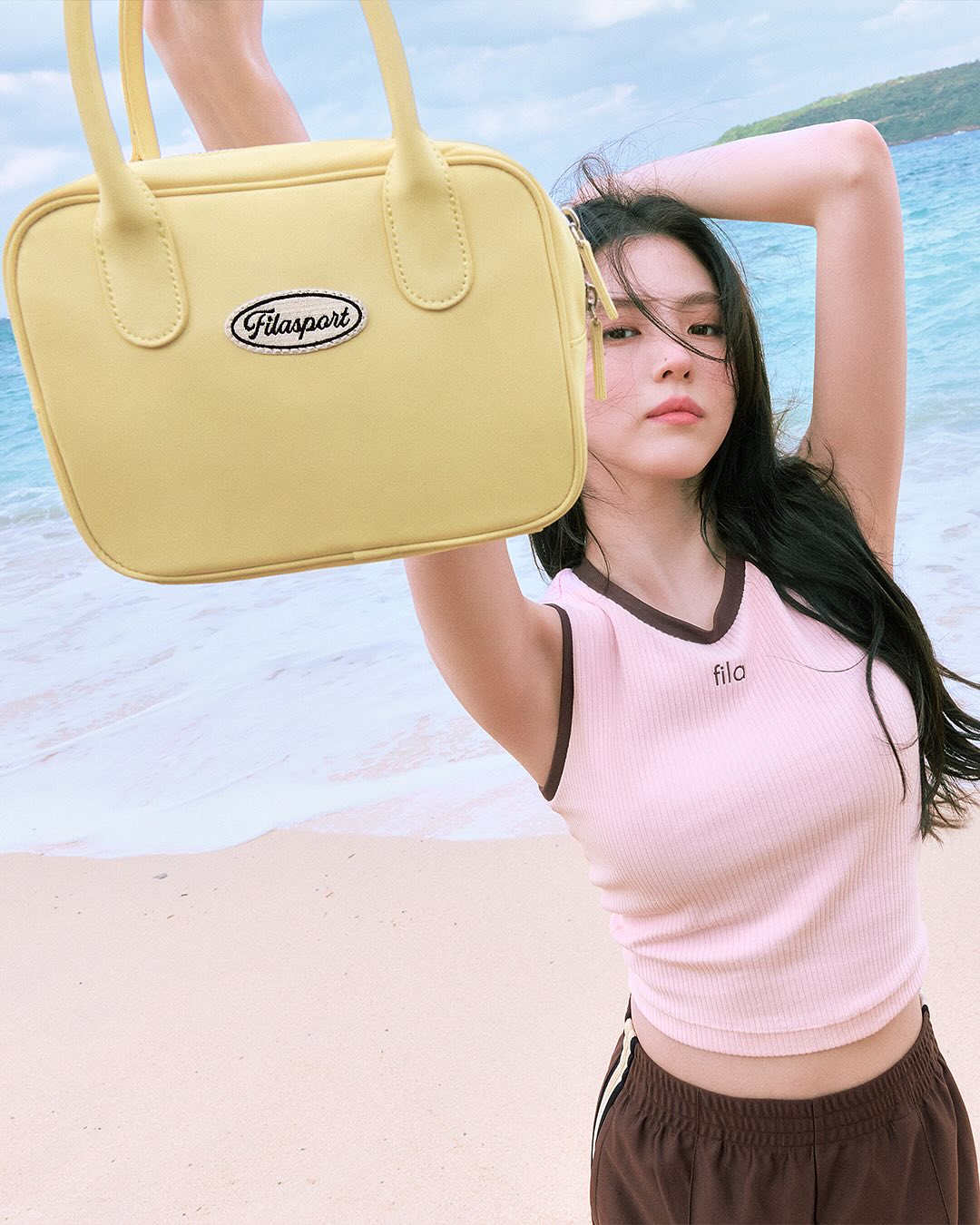 소희언니🩷🤍여름 자극하는거죠?
휠라 x 한소희 25SS 썸머 컬렉션🌊⛱️청량미 뭐에요!! #광고

휠라가 한소희와 청량미 가득한 25년 썸머 컬렉션을 소개했습니다.

1. 페이토 샌들 V2
휠라만의 고프코어 무드를 담은 페이토 샌들은 스토퍼 디자인으로 아웃도어 활동에 좋습니다. 한소희는 샌들을 민소매와 쇼츠의 미니멀 룩에 더해, 바캉스 무드로 완성시켰습니다.

2. 골지 캡내장 슬리브리스
심플한 핑크 세미 크롭 슬리브리스를 입은 한소희는 브라캡 디테일 덕분에 군더더기 없는 실루엣을 강조하며, 자연스럽고 담백한 여름 스타일을 보여줍니다.

3. 1911 트랙 쇼츠
휠라의 아이코닉 무드가 묻어나는 브라운 트랙 쇼츠를 슬리브리스와 매치했습니다. 휠라 특유의 클래식 스포티 무드와 테잎 디테일로 감각적 아이덴티티를 보여주기 좋습니다. 이미지5