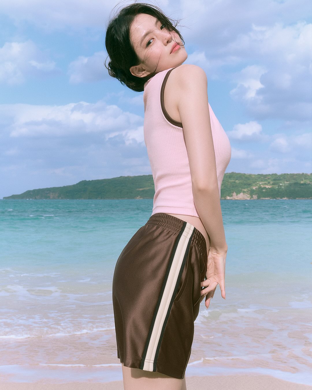소희언니🩷🤍여름 자극하는거죠?
휠라 x 한소희 25SS 썸머 컬렉션🌊⛱️청량미 뭐에요!! #광고

휠라가 한소희와 청량미 가득한 25년 썸머 컬렉션을 소개했습니다.

1. 페이토 샌들 V2
휠라만의 고프코어 무드를 담은 페이토 샌들은 스토퍼 디자인으로 아웃도어 활동에 좋습니다. 한소희는 샌들을 민소매와 쇼츠의 미니멀 룩에 더해, 바캉스 무드로 완성시켰습니다.

2. 골지 캡내장 슬리브리스
심플한 핑크 세미 크롭 슬리브리스를 입은 한소희는 브라캡 디테일 덕분에 군더더기 없는 실루엣을 강조하며, 자연스럽고 담백한 여름 스타일을 보여줍니다.

3. 1911 트랙 쇼츠
휠라의 아이코닉 무드가 묻어나는 브라운 트랙 쇼츠를 슬리브리스와 매치했습니다. 휠라 특유의 클래식 스포티 무드와 테잎 디테일로 감각적 아이덴티티를 보여주기 좋습니다. 이미지6