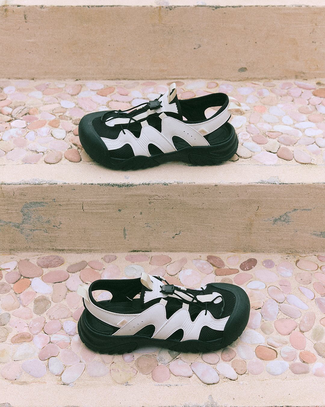소희언니🩷🤍여름 자극하는거죠?
휠라 x 한소희 25SS 썸머 컬렉션🌊⛱️청량미 뭐에요!! #광고

휠라가 한소희와 청량미 가득한 25년 썸머 컬렉션을 소개했습니다.

1. 페이토 샌들 V2
휠라만의 고프코어 무드를 담은 페이토 샌들은 스토퍼 디자인으로 아웃도어 활동에 좋습니다. 한소희는 샌들을 민소매와 쇼츠의 미니멀 룩에 더해, 바캉스 무드로 완성시켰습니다.

2. 골지 캡내장 슬리브리스
심플한 핑크 세미 크롭 슬리브리스를 입은 한소희는 브라캡 디테일 덕분에 군더더기 없는 실루엣을 강조하며, 자연스럽고 담백한 여름 스타일을 보여줍니다.

3. 1911 트랙 쇼츠
휠라의 아이코닉 무드가 묻어나는 브라운 트랙 쇼츠를 슬리브리스와 매치했습니다. 휠라 특유의 클래식 스포티 무드와 테잎 디테일로 감각적 아이덴티티를 보여주기 좋습니다. 이미지8