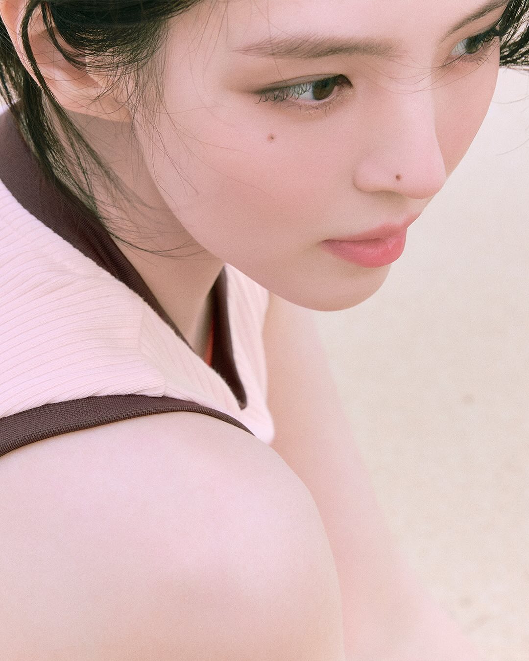 소희언니🩷🤍여름 자극하는거죠?
휠라 x 한소희 25SS 썸머 컬렉션🌊⛱️청량미 뭐에요!! #광고

휠라가 한소희와 청량미 가득한 25년 썸머 컬렉션을 소개했습니다.

1. 페이토 샌들 V2
휠라만의 고프코어 무드를 담은 페이토 샌들은 스토퍼 디자인으로 아웃도어 활동에 좋습니다. 한소희는 샌들을 민소매와 쇼츠의 미니멀 룩에 더해, 바캉스 무드로 완성시켰습니다.

2. 골지 캡내장 슬리브리스
심플한 핑크 세미 크롭 슬리브리스를 입은 한소희는 브라캡 디테일 덕분에 군더더기 없는 실루엣을 강조하며, 자연스럽고 담백한 여름 스타일을 보여줍니다.

3. 1911 트랙 쇼츠
휠라의 아이코닉 무드가 묻어나는 브라운 트랙 쇼츠를 슬리브리스와 매치했습니다. 휠라 특유의 클래식 스포티 무드와 테잎 디테일로 감각적 아이덴티티를 보여주기 좋습니다. 이미지4