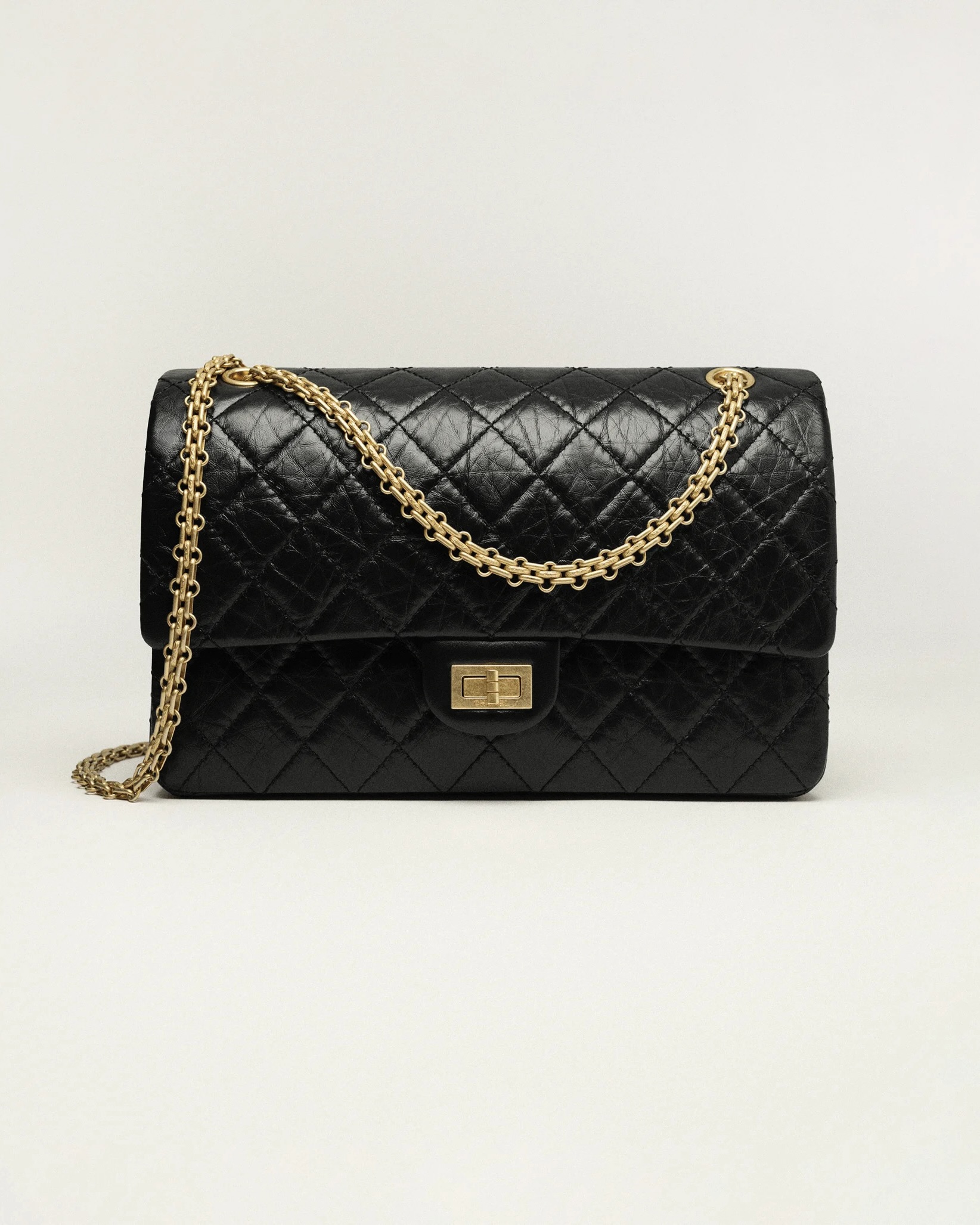 유나가 자주 든 샤넬백 2가지👜💞
클래식도 러블리도 다 잘 어울리는 사람✨

유나가 자주 착용한 2가지 샤넬백 스타일을 소개합니다.

1. 샤넬 2.55 라지 플립백
플랩 디자인과 체인 스트랩이 특징인 샤넬 2.55는  퀼팅 가죽과 빈티지한 무드가 돋보이는 클래식한 아이템입니다. 화이트 셔츠와 데님 재킷을 활용한 캐주얼한 착장 부터, 스트라이프 티셔츠에 데님 팬츠를 매치한 베이식한 룩까지 다양한 스타일에 샤넬백으로 포인트를 주었습니다.

2. 샤넬 탑핸들 미니 플랩백 라이트 핑크
탑핸들과 체인 스트랩이 달린 미니 플랩백은 콤팩트한 크기와 귀여운 실루엣이 매력적인 아이템입니다. 부드러운 램스킨에 파스텔 핑크 컬러가 더해져 사랑스러운 분위기를 완성하며, 레이스 쇼츠와 루즈한 티셔츠에 크로스로 매치해 포인트를 더했습니다. 이미지