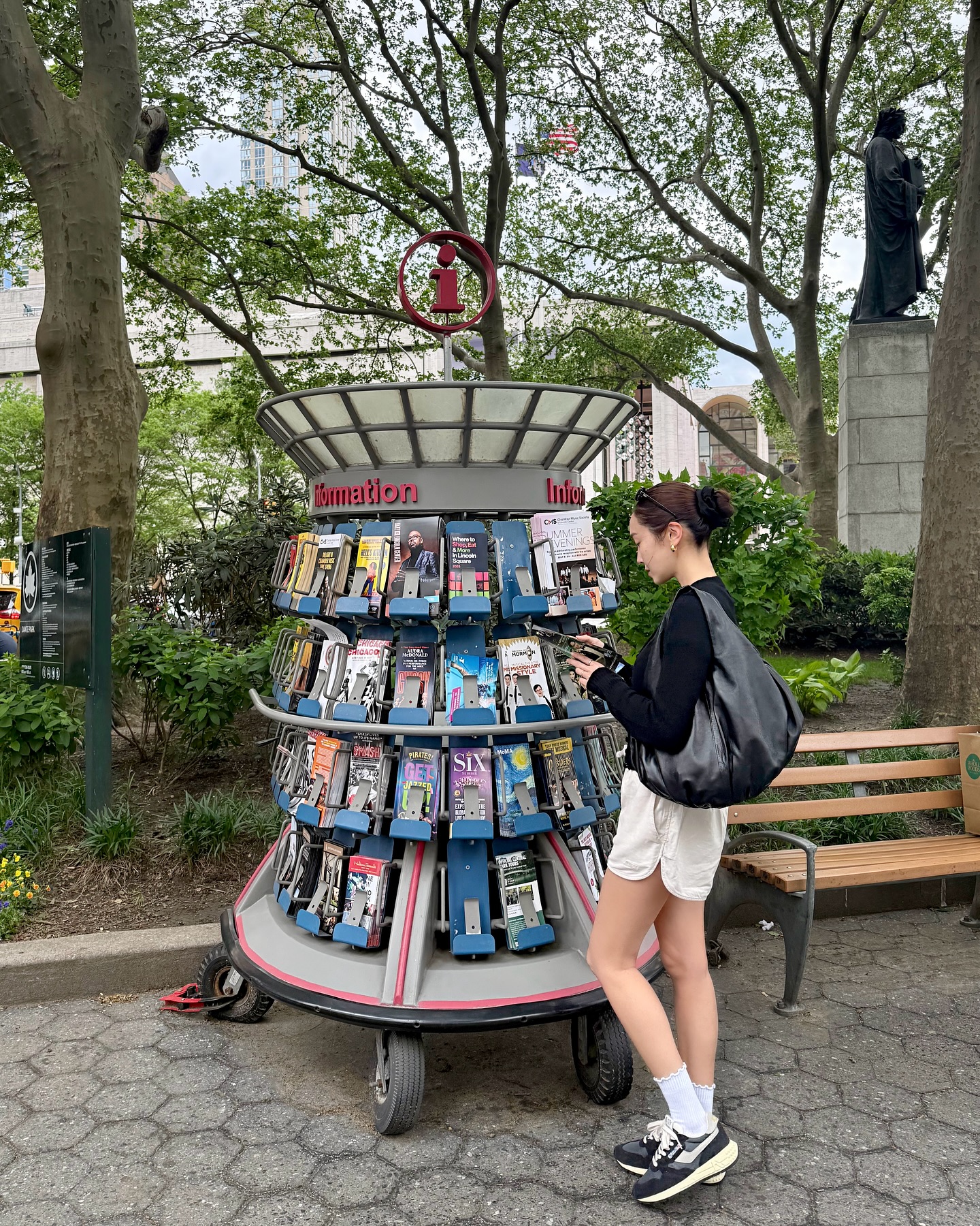 제시카 일상룩 운동화🖤❤️뭐임??
올화이트만 예쁜줄 알았는데🇺🇸👟다른색도 코디에 예쁜듯

제시카가 오트리 올화이트 대신 컬러 오트리를 선택했습니다.

1. 오트리 REELWIND 로우 스니커즈 블랙 나일론 스웨이드
제시카는 블랙 가디건과 화이트 쇼츠, 선글라스를 매치해 심플한 도심룩을 완성했고 여기에 REELWIND 스니커즈를 더했습니다. 블랙과 베이지가 섞인 나일론 스웨이드 소재가 발끝에 포인트가 되어주며, 빈티지한 로고 디테일이 전체 룩에 감각을 더합니다.

2. 오트리 WINDSPIN 컬러 샤이엔 앤 루타바가 스웨이드 레더
브라운 가죽 자켓과 데님 쇼츠로 꾸민 제시카의 주말 룩은 햄튼의 초록 배경과 어우러지며 여유로운 분위기를 자아냅니다. 레트로 핑크 컬러의 WINDSPIN 스니커즈가 계절의 기분을 담아내고, 화이트가 아닌 컬러를 택한 스타일링이 룩에 생기를 불어넣습니다. 이미지3