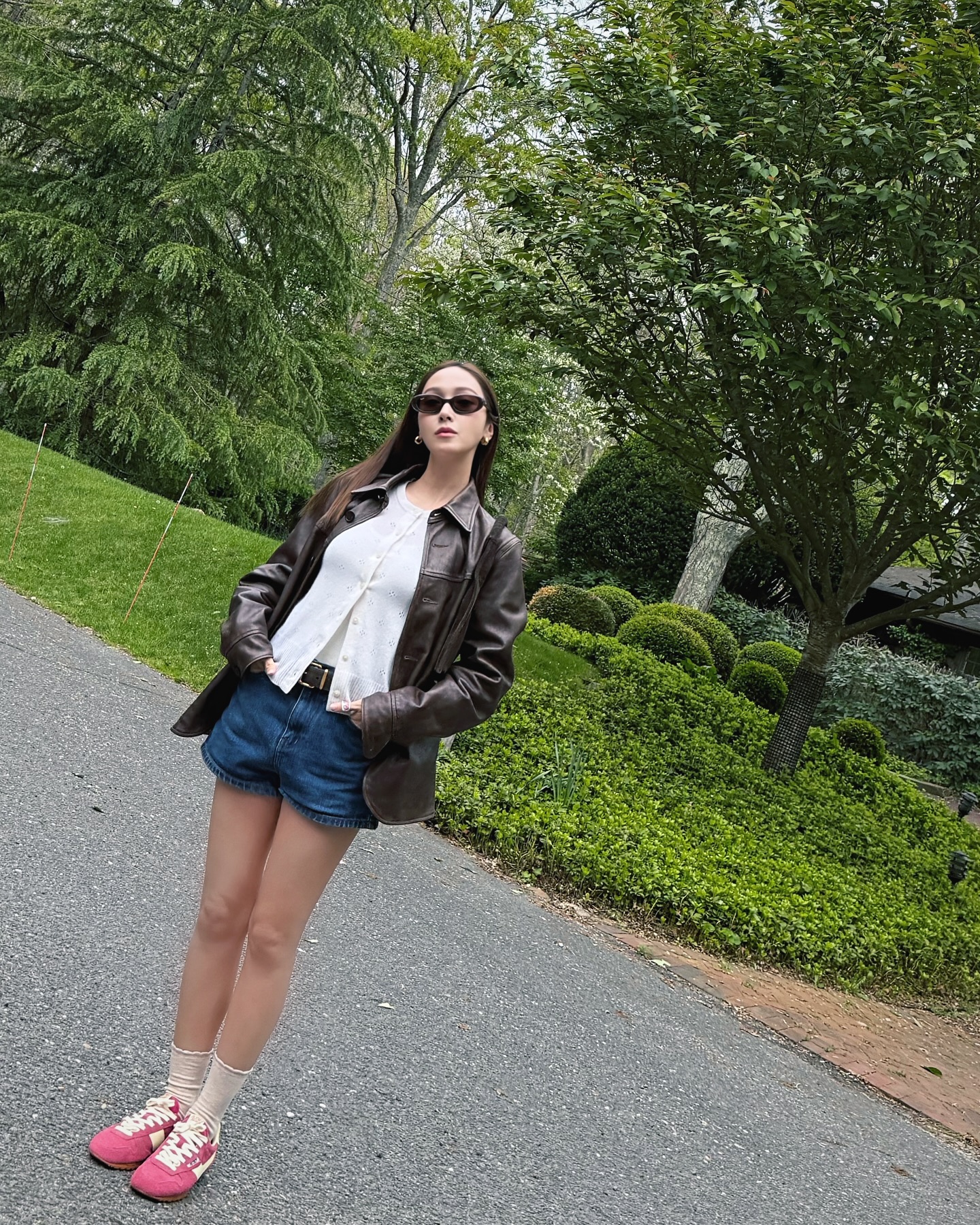 제시카 일상룩 운동화🖤❤️뭐임??
올화이트만 예쁜줄 알았는데🇺🇸👟다른색도 코디에 예쁜듯

제시카가 오트리 올화이트 대신 컬러 오트리를 선택했습니다.

1. 오트리 REELWIND 로우 스니커즈 블랙 나일론 스웨이드
제시카는 블랙 가디건과 화이트 쇼츠, 선글라스를 매치해 심플한 도심룩을 완성했고 여기에 REELWIND 스니커즈를 더했습니다. 블랙과 베이지가 섞인 나일론 스웨이드 소재가 발끝에 포인트가 되어주며, 빈티지한 로고 디테일이 전체 룩에 감각을 더합니다.

2. 오트리 WINDSPIN 컬러 샤이엔 앤 루타바가 스웨이드 레더
브라운 가죽 자켓과 데님 쇼츠로 꾸민 제시카의 주말 룩은 햄튼의 초록 배경과 어우러지며 여유로운 분위기를 자아냅니다. 레트로 핑크 컬러의 WINDSPIN 스니커즈가 계절의 기분을 담아내고, 화이트가 아닌 컬러를 택한 스타일링이 룩에 생기를 불어넣습니다. 이미지7