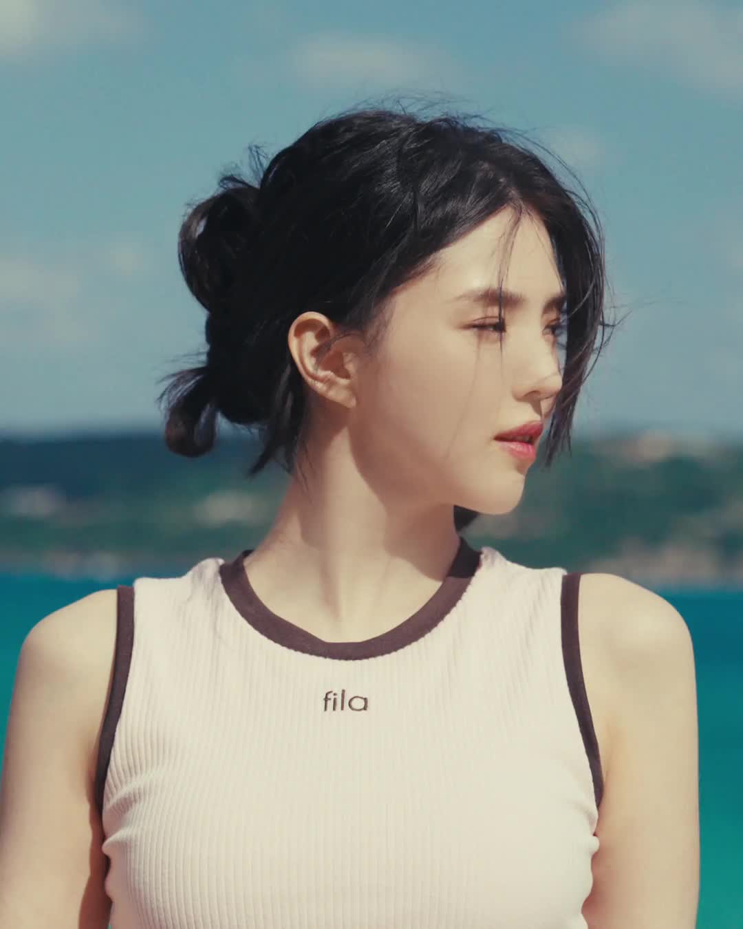 소희언니🩷🤍여름 자극하는거죠?
휠라 x 한소희 25SS 썸머 컬렉션🌊⛱️청량미 뭐에요!! #광고

휠라가 한소희와 청량미 가득한 25년 썸머 컬렉션을 소개했습니다.

1. 페이토 샌들 V2
휠라만의 고프코어 무드를 담은 페이토 샌들은 스토퍼 디자인으로 아웃도어 활동에 좋습니다. 한소희는 샌들을 민소매와 쇼츠의 미니멀 룩에 더해, 바캉스 무드로 완성시켰습니다.

2. 골지 캡내장 슬리브리스
심플한 핑크 세미 크롭 슬리브리스를 입은 한소희는 브라캡 디테일 덕분에 군더더기 없는 실루엣을 강조하며, 자연스럽고 담백한 여름 스타일을 보여줍니다.

3. 1911 트랙 쇼츠
휠라의 아이코닉 무드가 묻어나는 브라운 트랙 쇼츠를 슬리브리스와 매치했습니다. 휠라 특유의 클래식 스포티 무드와 테잎 디테일로 감각적 아이덴티티를 보여주기 좋습니다. 이미지