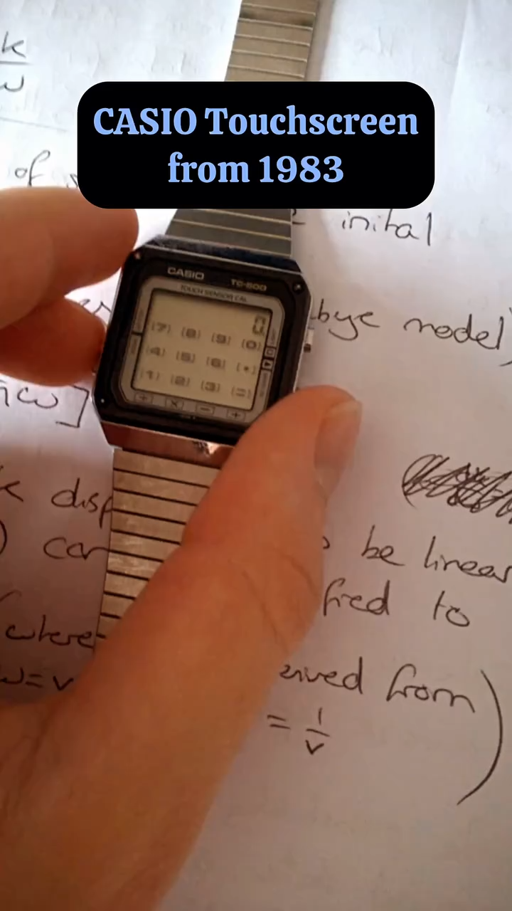 시계와 계산기, 그리고 터치까지 가능한 카시오의 계산기.. 아니 시계 ⌚️

CASIO TC-500은 1983년, 카시오에서 출시한 시계 중 하나로 전자 시계와 계산기 기능이 결합된 하이브리드 디지털 워치입니다.

터치 센서 방식을 차용. 시계 화면 하단에 얇은 터치 센서 영역으로 숫자를 입력할 수 있습니다. 세계 최초는 아니지만, 터치식 입력을 시계에 구현한 초기 디지털 제품 중 하나라는 특징이 있죠. 이미지