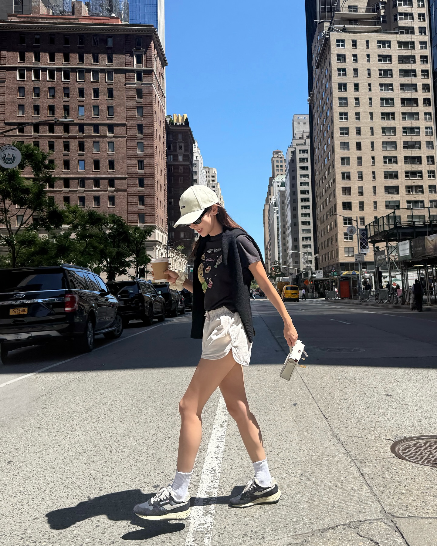 제시카 일상룩 운동화🖤❤️뭐임??
올화이트만 예쁜줄 알았는데🇺🇸👟다른색도 코디에 예쁜듯

제시카가 오트리 올화이트 대신 컬러 오트리를 선택했습니다.

1. 오트리 REELWIND 로우 스니커즈 블랙 나일론 스웨이드
제시카는 블랙 가디건과 화이트 쇼츠, 선글라스를 매치해 심플한 도심룩을 완성했고 여기에 REELWIND 스니커즈를 더했습니다. 블랙과 베이지가 섞인 나일론 스웨이드 소재가 발끝에 포인트가 되어주며, 빈티지한 로고 디테일이 전체 룩에 감각을 더합니다.

2. 오트리 WINDSPIN 컬러 샤이엔 앤 루타바가 스웨이드 레더
브라운 가죽 자켓과 데님 쇼츠로 꾸민 제시카의 주말 룩은 햄튼의 초록 배경과 어우러지며 여유로운 분위기를 자아냅니다. 레트로 핑크 컬러의 WINDSPIN 스니커즈가 계절의 기분을 담아내고, 화이트가 아닌 컬러를 택한 스타일링이 룩에 생기를 불어넣습니다. 이미지2