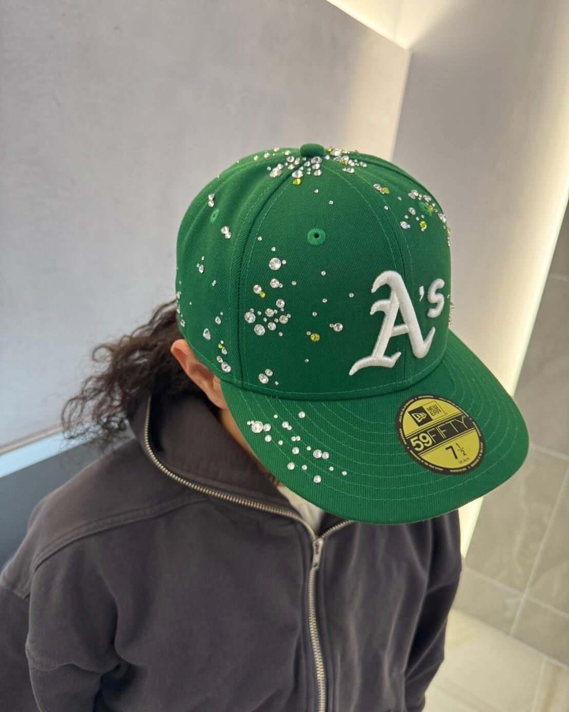 크리스탈 박힌 뉴에라✨
추성훈 형님이 선택한 특별한 볼캡🧢아이템 체크!

추성훈이 착용한 이 모자는 단순한 뉴에라 볼캡이 아닙니다. 스와로브스키 크리스탈로 커스텀된 유니크한 디자인과 LA 다저스 로고까지 더해져 럭셔리와 스트릿을 동시에 담아냈습니다.

이 제품은 하이엔드 커스텀 브랜드 Couture Worldwide의 작품입니다. 해당 브랜드는 MLB 공식 뉴에라 캡에 스와로브스키 크리스탈과 IGI 인증 다이아몬드를 수작업으로 새겨 평범한 아이템을 특별한 아이템으로 재탄생시킵니다.

뉴욕 양키스, LA 다저스, 애슬레틱스 등 다양한 팀 모자를 커스텀 하고 있으며, 전 세계 소량 한정으로 판매됩니다. 이미지5