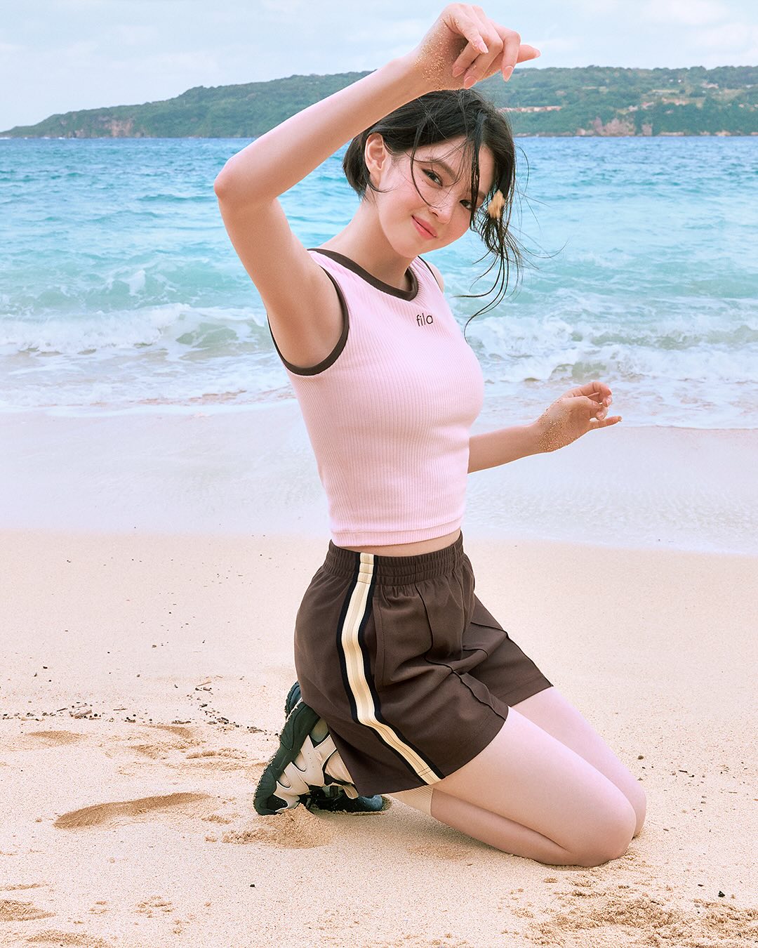 소희언니🩷🤍여름 자극하는거죠?
휠라 x 한소희 25SS 썸머 컬렉션🌊⛱️청량미 뭐에요!! #광고

휠라가 한소희와 청량미 가득한 25년 썸머 컬렉션을 소개했습니다.

1. 페이토 샌들 V2
휠라만의 고프코어 무드를 담은 페이토 샌들은 스토퍼 디자인으로 아웃도어 활동에 좋습니다. 한소희는 샌들을 민소매와 쇼츠의 미니멀 룩에 더해, 바캉스 무드로 완성시켰습니다.

2. 골지 캡내장 슬리브리스
심플한 핑크 세미 크롭 슬리브리스를 입은 한소희는 브라캡 디테일 덕분에 군더더기 없는 실루엣을 강조하며, 자연스럽고 담백한 여름 스타일을 보여줍니다.

3. 1911 트랙 쇼츠
휠라의 아이코닉 무드가 묻어나는 브라운 트랙 쇼츠를 슬리브리스와 매치했습니다. 휠라 특유의 클래식 스포티 무드와 테잎 디테일로 감각적 아이덴티티를 보여주기 좋습니다. 이미지2