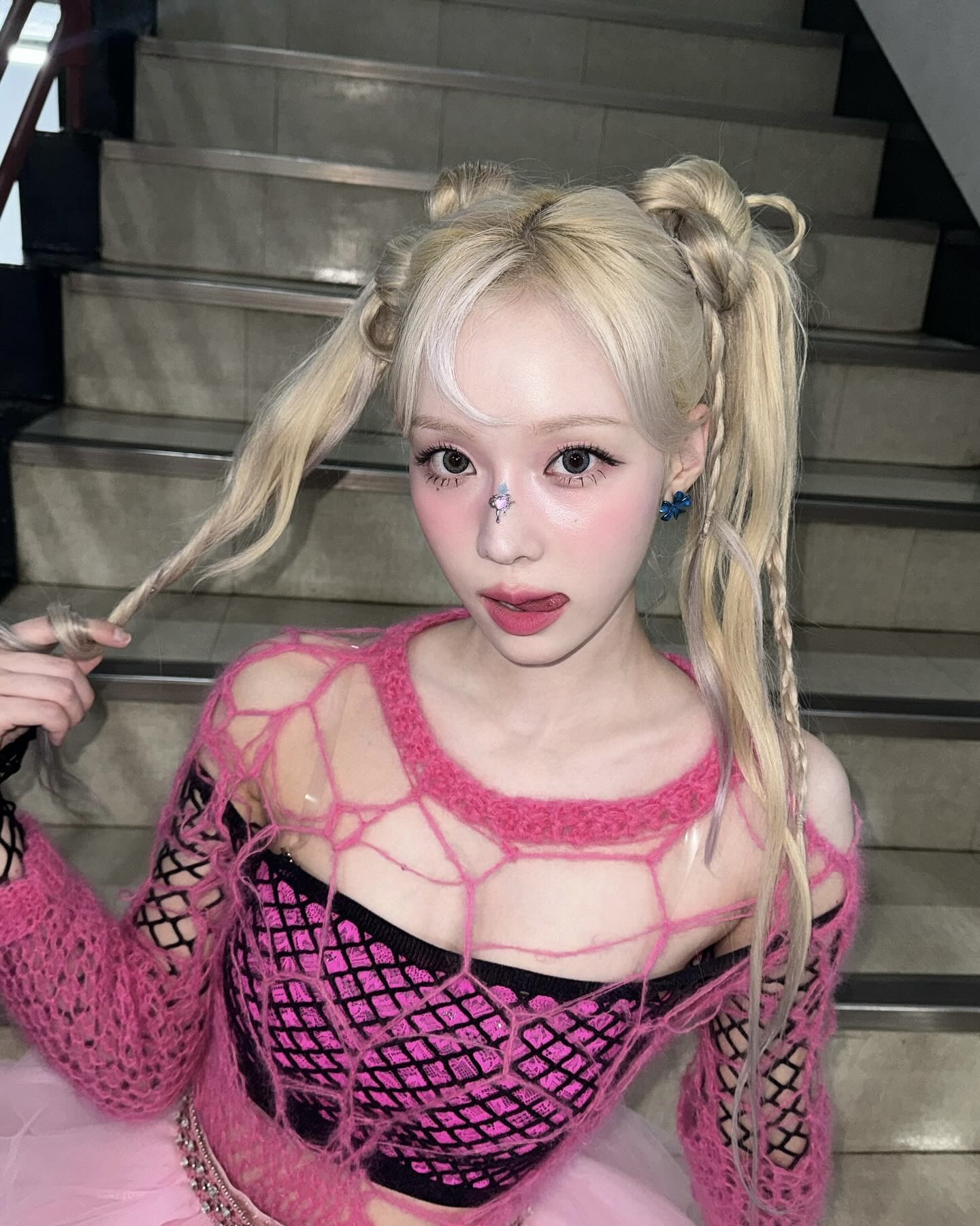 올여름 셀럽 메이크업 해봤어❓
페스티벌 무드 살리는 셀럽 메이크업 따라잡기💄

재즈,워터밤,힙합페스티벌 메이크업으로 완성할 타이밍입니다.

1. 큐빅 활용하기
올 여름 페스티벌 메이크업의 핵심 키워드는 '과감함'입니다. 그 중심에는 얼굴에 큐빅을 더한 스티커 메이크업이 있습니다.  키치하고 유니크한 분위기를 극대화하는 이 스타일은, 눈 밑이나 눈썹 위, 콧등에 작은 큐빅 또는 글리터 파츠를 얹는 것만으로 생기있는 페스티벌 메이크업을 완성할 수 있습니다.

2. 글리터 시도하기
글리터를 눈두덩이나 애교살에 얹어 은은한 펄감으로 다양하게 활용하여 한층 더 빛나는 메이크업을 완성하고 , 햇빛 아래 혹은 조명 아래 반짝이는 효과로 페스티벌 분위기를 극대화해줍니다. 화려하지만 부담스럽지 않게 연출하려면 글리터의 입자 크기와 색감 톤을 조절하는 것이 포인트입니다.

3. 스모키 메이크업 도전하기
밤이 되면 분위기를 반전시킬 스모키 메이크업은 눈꼬리를 자연스럽게 번지듯 블렌딩하면 감각적이고 시크한 무드를 완성할 수 있습니다. 여기에 은은한 펄을 더하면 페스티벌 특유의 자유로운 분위기가 살아나는 메이크업이 완성됩니다.  이미지