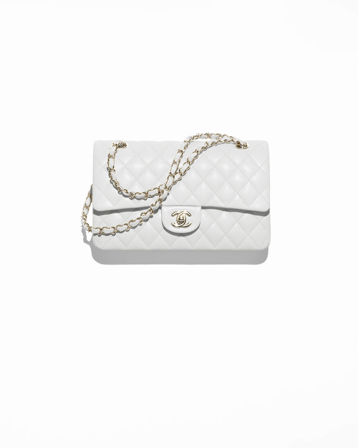 같은 샤넬, 다른 분위기✨
이주연이 보여준 샤넬백 실착 정석
2가지 샤넬백으로 완성한 3가지 착장, 함께 확인해보세요.
1. 샤넬 맥시 호보백
볼드한 골드 체인 디테일이 돋보이는 맥시 호보백은 전면 아웃포켓이 특징인 실용적인 아이템입니다. 이주연은 스트라이프 크롭탑, 베이지 팬츠에 가방을 매치해 깔끔한 데일리 룩을 완성했습니다.
2. 샤넬 클래식 플랩백 11.12
퀼팅 디테일과 더블 C 잠금장치가 특징인 클래식 플랩백은 샤넬을 대표하는 스퀘어 쉐입의 아이템입니다. 이주연은 화이트 백을 활용해 두 가지 착장을 보여주었습니다. 첫 번째는 블랙 반팔 티셔츠와 카고 팬츠를 매치한 시크한 올블랙 룩, 두 번째는 오버핏 맨투맨과 바이커 쇼츠를 매치한 애슬레저 룩으로 같은 아이템으로 다른 무드를 연출했습니다. 이미지9