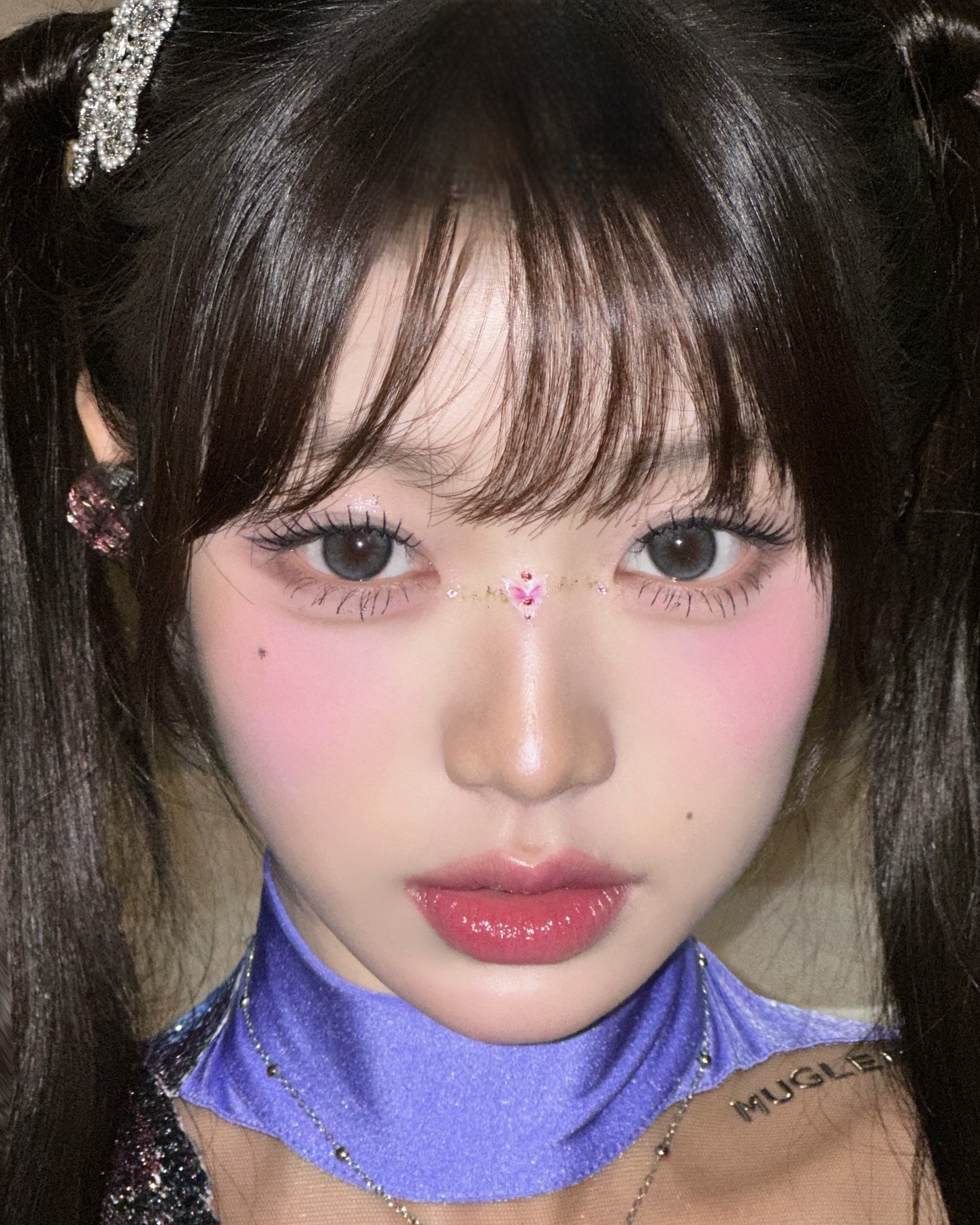 올여름 셀럽 메이크업 해봤어❓
페스티벌 무드 살리는 셀럽 메이크업 따라잡기💄

재즈,워터밤,힙합페스티벌 메이크업으로 완성할 타이밍입니다.

1. 큐빅 활용하기
올 여름 페스티벌 메이크업의 핵심 키워드는 '과감함'입니다. 그 중심에는 얼굴에 큐빅을 더한 스티커 메이크업이 있습니다.  키치하고 유니크한 분위기를 극대화하는 이 스타일은, 눈 밑이나 눈썹 위, 콧등에 작은 큐빅 또는 글리터 파츠를 얹는 것만으로 생기있는 페스티벌 메이크업을 완성할 수 있습니다.

2. 글리터 시도하기
글리터를 눈두덩이나 애교살에 얹어 은은한 펄감으로 다양하게 활용하여 한층 더 빛나는 메이크업을 완성하고 , 햇빛 아래 혹은 조명 아래 반짝이는 효과로 페스티벌 분위기를 극대화해줍니다. 화려하지만 부담스럽지 않게 연출하려면 글리터의 입자 크기와 색감 톤을 조절하는 것이 포인트입니다.

3. 스모키 메이크업 도전하기
밤이 되면 분위기를 반전시킬 스모키 메이크업은 눈꼬리를 자연스럽게 번지듯 블렌딩하면 감각적이고 시크한 무드를 완성할 수 있습니다. 여기에 은은한 펄을 더하면 페스티벌 특유의 자유로운 분위기가 살아나는 메이크업이 완성됩니다.  이미지