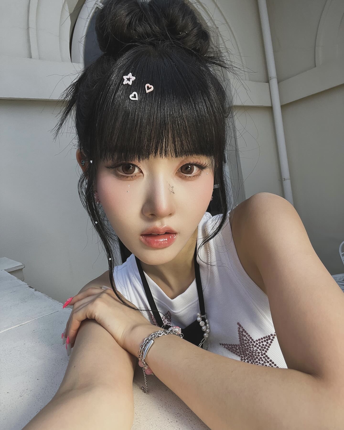 올여름 셀럽 메이크업 해봤어❓
페스티벌 무드 살리는 셀럽 메이크업 따라잡기💄

재즈,워터밤,힙합페스티벌 메이크업으로 완성할 타이밍입니다.

1. 큐빅 활용하기
올 여름 페스티벌 메이크업의 핵심 키워드는 '과감함'입니다. 그 중심에는 얼굴에 큐빅을 더한 스티커 메이크업이 있습니다.  키치하고 유니크한 분위기를 극대화하는 이 스타일은, 눈 밑이나 눈썹 위, 콧등에 작은 큐빅 또는 글리터 파츠를 얹는 것만으로 생기있는 페스티벌 메이크업을 완성할 수 있습니다.

2. 글리터 시도하기
글리터를 눈두덩이나 애교살에 얹어 은은한 펄감으로 다양하게 활용하여 한층 더 빛나는 메이크업을 완성하고 , 햇빛 아래 혹은 조명 아래 반짝이는 효과로 페스티벌 분위기를 극대화해줍니다. 화려하지만 부담스럽지 않게 연출하려면 글리터의 입자 크기와 색감 톤을 조절하는 것이 포인트입니다.

3. 스모키 메이크업 도전하기
밤이 되면 분위기를 반전시킬 스모키 메이크업은 눈꼬리를 자연스럽게 번지듯 블렌딩하면 감각적이고 시크한 무드를 완성할 수 있습니다. 여기에 은은한 펄을 더하면 페스티벌 특유의 자유로운 분위기가 살아나는 메이크업이 완성됩니다.  이미지2