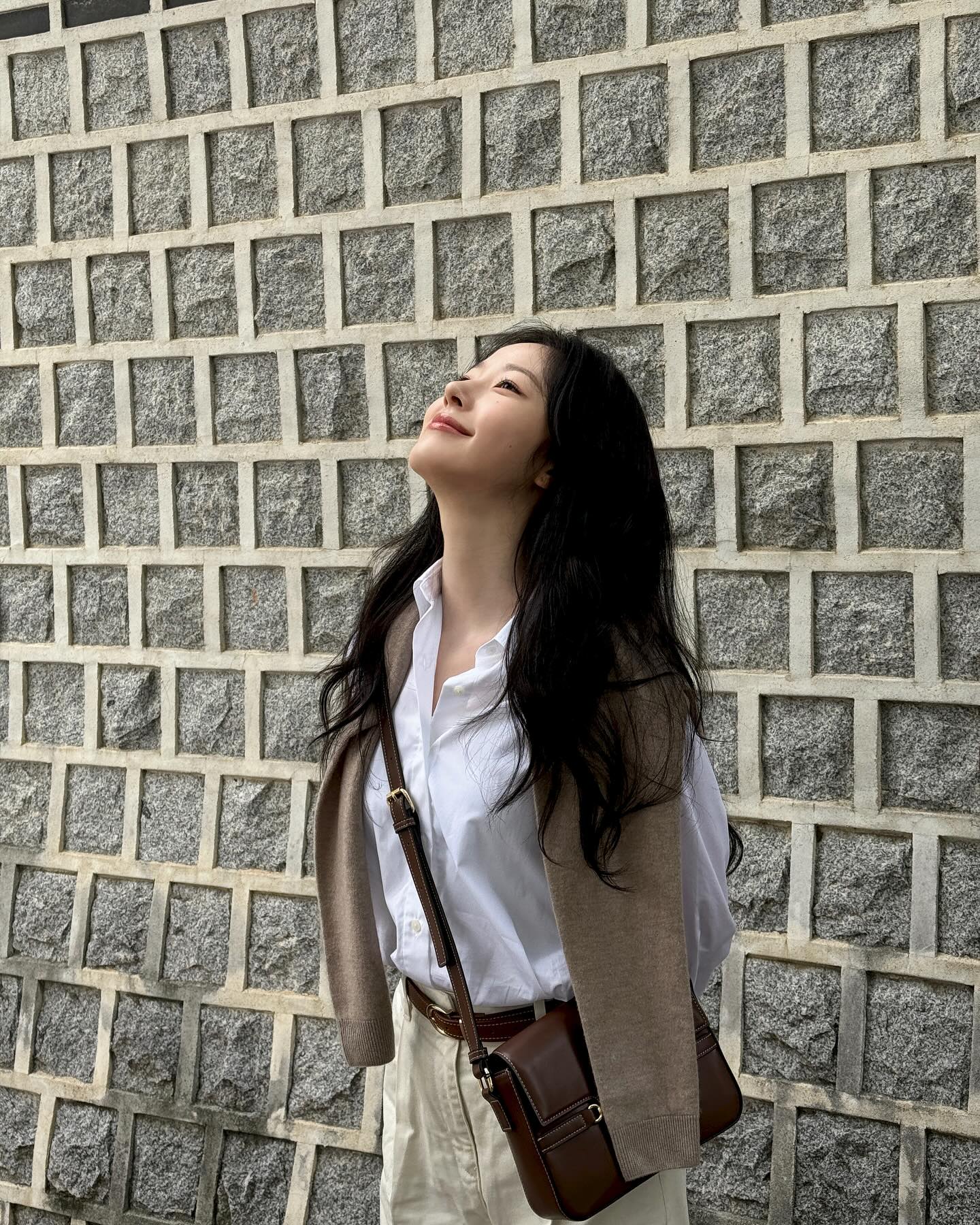 요즘 뜨는 첫사랑st🤍채원빈

최근 영화 '야당'과 넷플릭스 드라마 ‘이토록 친밀한 배신자’에서 눈에 띄는 비주얼과 안정적인 중저음 보이스, 탄탄한 연기력으로 주목받고 있는 채원빈은 맑고 청순한 분위기로 벌써 많은 이들의 사랑을 받고 있죠.

사복 스타일 역시 퓨어한 이미지답게, 화이트 톤 중심의 꾸안꾸 데일리룩을 자주 선보입니다. 앞으로가 더 기대되는 채원빈, 지금 슬라이드로 만나보세요✨ 이미지4