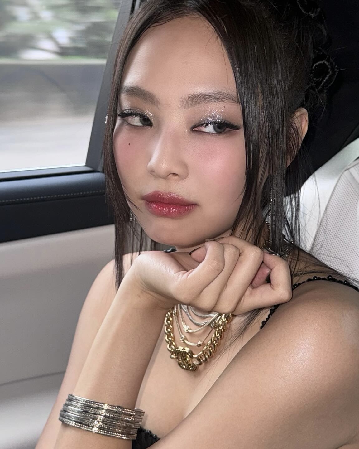 올여름 셀럽 메이크업 해봤어❓
페스티벌 무드 살리는 셀럽 메이크업 따라잡기💄

재즈,워터밤,힙합페스티벌 메이크업으로 완성할 타이밍입니다.

1. 큐빅 활용하기
올 여름 페스티벌 메이크업의 핵심 키워드는 '과감함'입니다. 그 중심에는 얼굴에 큐빅을 더한 스티커 메이크업이 있습니다.  키치하고 유니크한 분위기를 극대화하는 이 스타일은, 눈 밑이나 눈썹 위, 콧등에 작은 큐빅 또는 글리터 파츠를 얹는 것만으로 생기있는 페스티벌 메이크업을 완성할 수 있습니다.

2. 글리터 시도하기
글리터를 눈두덩이나 애교살에 얹어 은은한 펄감으로 다양하게 활용하여 한층 더 빛나는 메이크업을 완성하고 , 햇빛 아래 혹은 조명 아래 반짝이는 효과로 페스티벌 분위기를 극대화해줍니다. 화려하지만 부담스럽지 않게 연출하려면 글리터의 입자 크기와 색감 톤을 조절하는 것이 포인트입니다.

3. 스모키 메이크업 도전하기
밤이 되면 분위기를 반전시킬 스모키 메이크업은 눈꼬리를 자연스럽게 번지듯 블렌딩하면 감각적이고 시크한 무드를 완성할 수 있습니다. 여기에 은은한 펄을 더하면 페스티벌 특유의 자유로운 분위기가 살아나는 메이크업이 완성됩니다.  이미지4