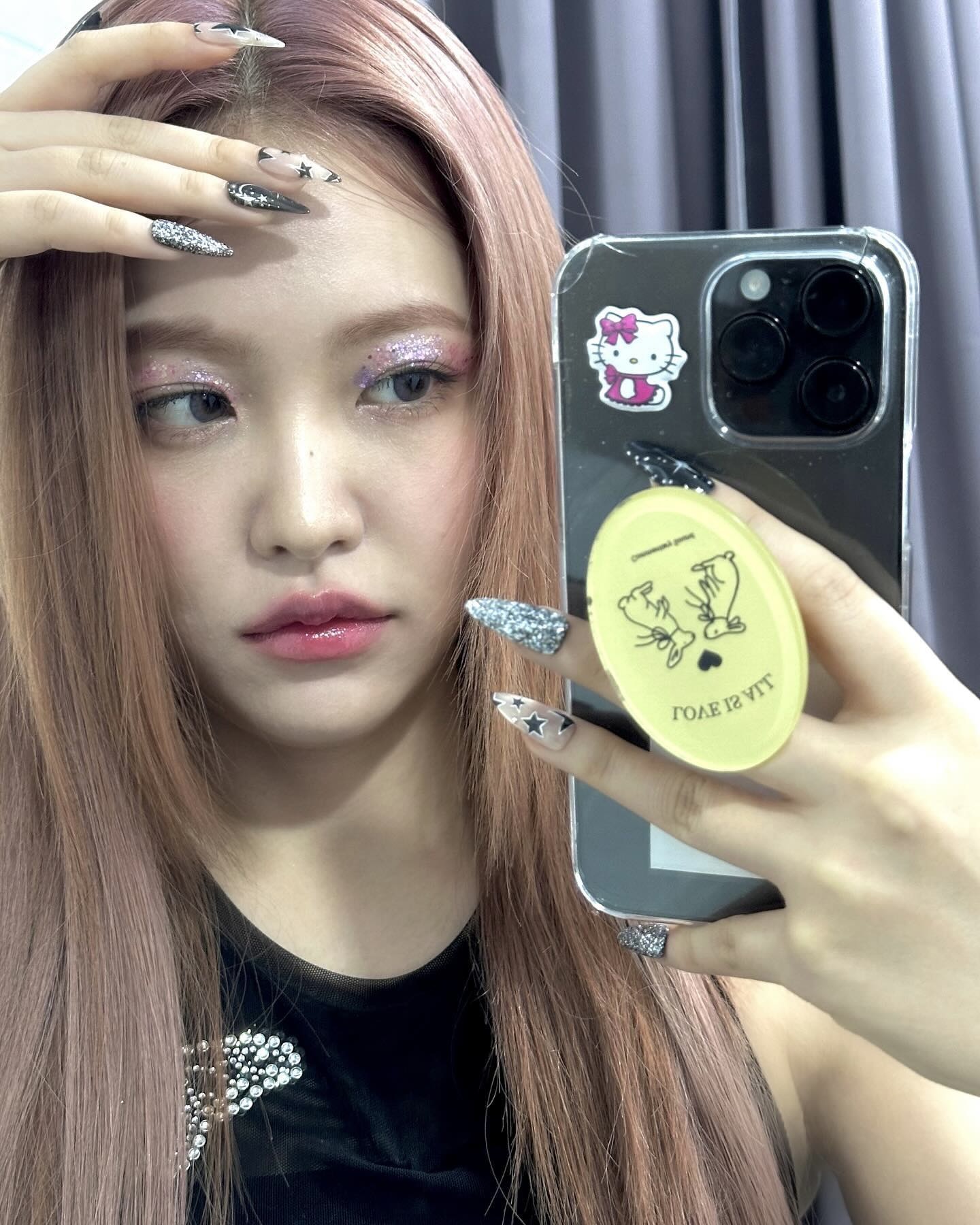 올여름 셀럽 메이크업 해봤어❓
페스티벌 무드 살리는 셀럽 메이크업 따라잡기💄

재즈,워터밤,힙합페스티벌 메이크업으로 완성할 타이밍입니다.

1. 큐빅 활용하기
올 여름 페스티벌 메이크업의 핵심 키워드는 '과감함'입니다. 그 중심에는 얼굴에 큐빅을 더한 스티커 메이크업이 있습니다.  키치하고 유니크한 분위기를 극대화하는 이 스타일은, 눈 밑이나 눈썹 위, 콧등에 작은 큐빅 또는 글리터 파츠를 얹는 것만으로 생기있는 페스티벌 메이크업을 완성할 수 있습니다.

2. 글리터 시도하기
글리터를 눈두덩이나 애교살에 얹어 은은한 펄감으로 다양하게 활용하여 한층 더 빛나는 메이크업을 완성하고 , 햇빛 아래 혹은 조명 아래 반짝이는 효과로 페스티벌 분위기를 극대화해줍니다. 화려하지만 부담스럽지 않게 연출하려면 글리터의 입자 크기와 색감 톤을 조절하는 것이 포인트입니다.

3. 스모키 메이크업 도전하기
밤이 되면 분위기를 반전시킬 스모키 메이크업은 눈꼬리를 자연스럽게 번지듯 블렌딩하면 감각적이고 시크한 무드를 완성할 수 있습니다. 여기에 은은한 펄을 더하면 페스티벌 특유의 자유로운 분위기가 살아나는 메이크업이 완성됩니다.  이미지