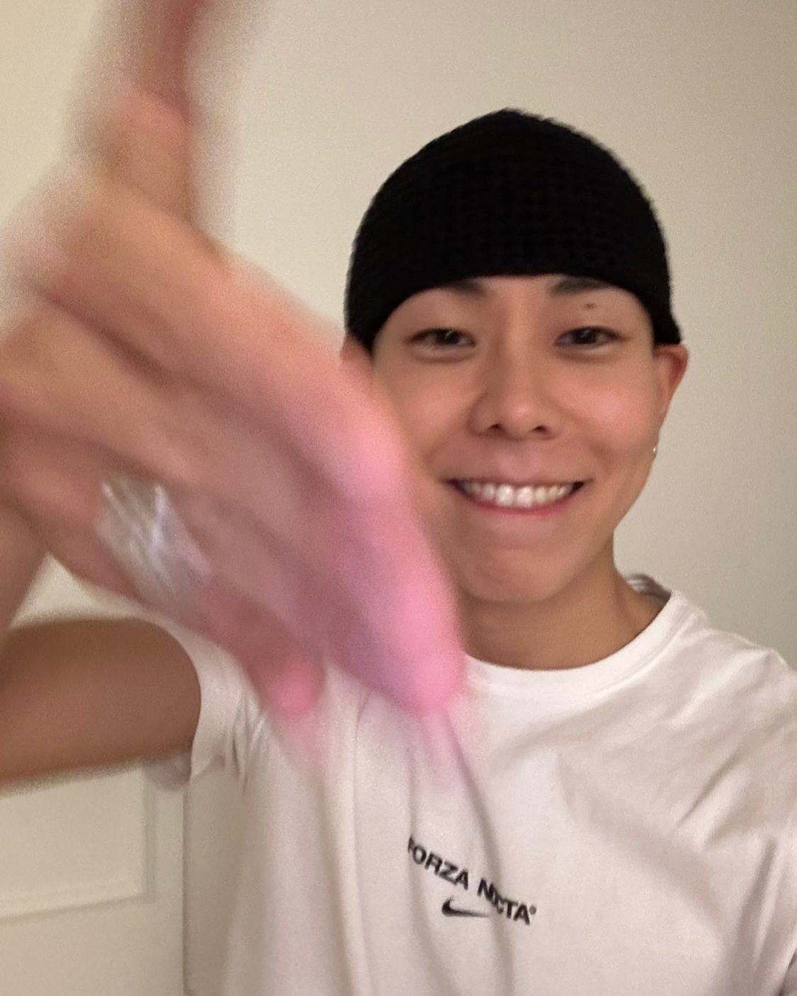 로꼬의 반팔 티셔츠 스타일👕
힙하게 입고 싶은 여름😎로꼬의 룩 참고!

1. 나이키 x 드레이크 녹타 에센셜 티셔츠
녹타와 나이키의 콜라보 제품입니다. 가슴 중앙의 ‘FORZA NOCTA’ 로고가 포인트입니다. 화이트 셔츠에 레터링이 되어 활용도가 높아 어떤 팬츠에도 잘 어울리는 아이템입니다.

2. 휴먼 메이드 x 베르디 걸스 돈 크라이 티셔츠
휴먼 메이드와 베르디가 협업한 하트 로고 티셔츠입니다. 여름철에 시원한 느낌을 줄 수 있는 반팔입니다.

3. 테켓 로케이션 티셔츠
빈티지한 컬러 조합과  레터링이 매력적인 반팔입니다. 로꼬처럼 루즈핏 데님이나 조거팬츠와 매치하면 힙하고 캐주얼한 느낌을 살릴 수 있는 아이템입니다.

4. 언더커버 x 베르디 티셔츠
언더커버와 베르디의 귀여운 감성이 결합된 그래픽 티셔츠입니다. 베르디의 캐릭터가 포인트를 주고 캐주얼한 무드를 살릴 수 있습니다. 이미지2