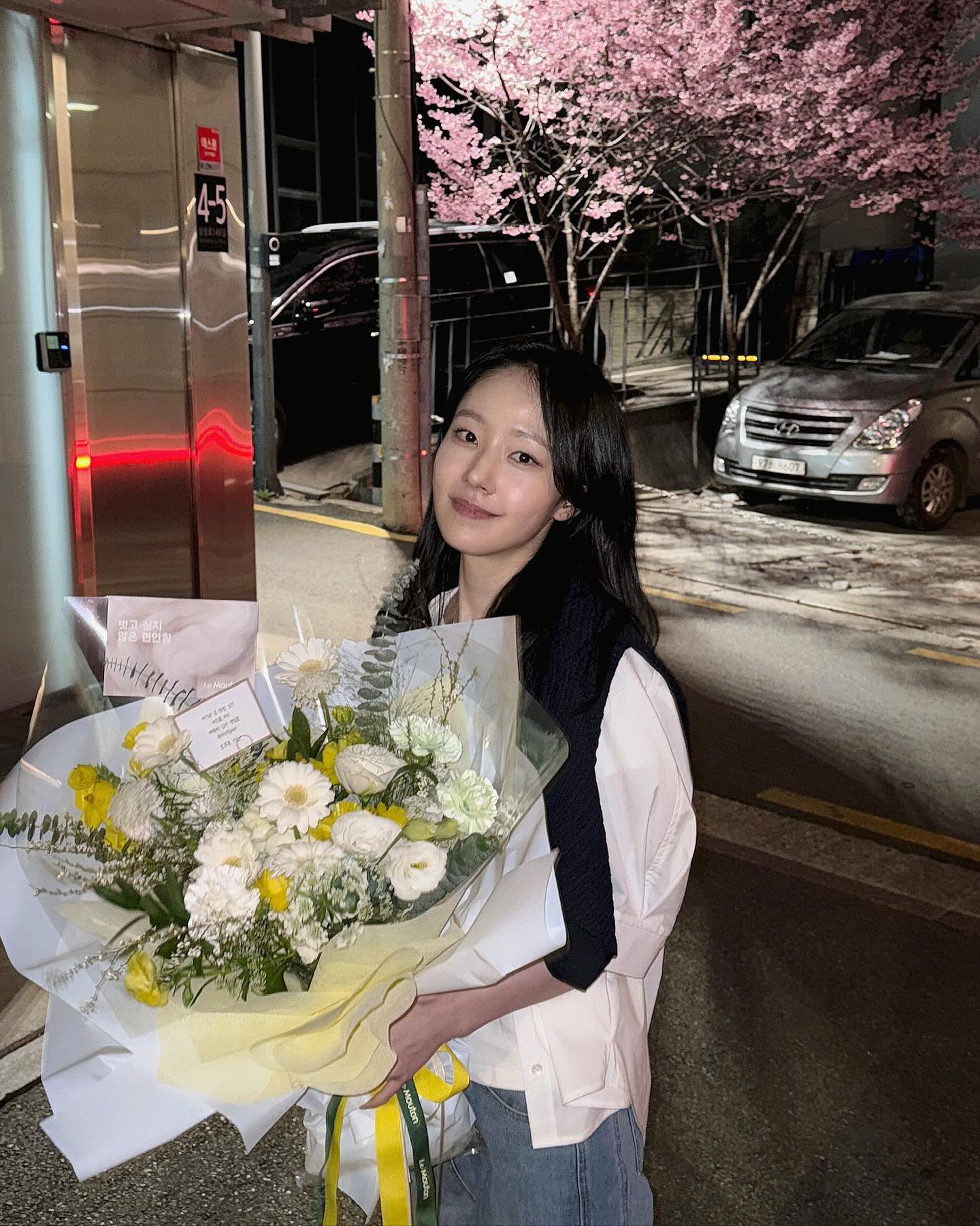 요즘 뜨는 첫사랑st🤍채원빈

최근 영화 '야당'과 넷플릭스 드라마 ‘이토록 친밀한 배신자’에서 눈에 띄는 비주얼과 안정적인 중저음 보이스, 탄탄한 연기력으로 주목받고 있는 채원빈은 맑고 청순한 분위기로 벌써 많은 이들의 사랑을 받고 있죠.

사복 스타일 역시 퓨어한 이미지답게, 화이트 톤 중심의 꾸안꾸 데일리룩을 자주 선보입니다. 앞으로가 더 기대되는 채원빈, 지금 슬라이드로 만나보세요✨ 이미지6