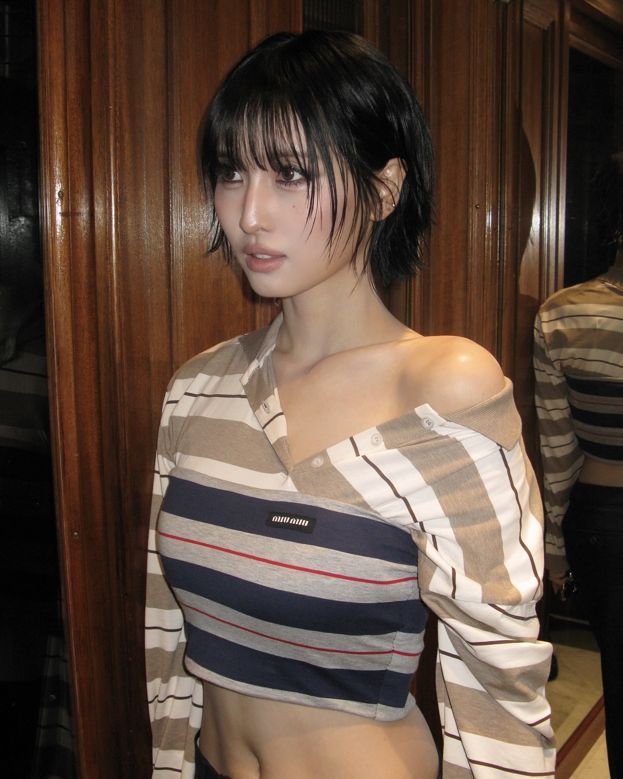 올여름 셀럽 메이크업 해봤어❓
페스티벌 무드 살리는 셀럽 메이크업 따라잡기💄

재즈,워터밤,힙합페스티벌 메이크업으로 완성할 타이밍입니다.

1. 큐빅 활용하기
올 여름 페스티벌 메이크업의 핵심 키워드는 '과감함'입니다. 그 중심에는 얼굴에 큐빅을 더한 스티커 메이크업이 있습니다.  키치하고 유니크한 분위기를 극대화하는 이 스타일은, 눈 밑이나 눈썹 위, 콧등에 작은 큐빅 또는 글리터 파츠를 얹는 것만으로 생기있는 페스티벌 메이크업을 완성할 수 있습니다.

2. 글리터 시도하기
글리터를 눈두덩이나 애교살에 얹어 은은한 펄감으로 다양하게 활용하여 한층 더 빛나는 메이크업을 완성하고 , 햇빛 아래 혹은 조명 아래 반짝이는 효과로 페스티벌 분위기를 극대화해줍니다. 화려하지만 부담스럽지 않게 연출하려면 글리터의 입자 크기와 색감 톤을 조절하는 것이 포인트입니다.

3. 스모키 메이크업 도전하기
밤이 되면 분위기를 반전시킬 스모키 메이크업은 눈꼬리를 자연스럽게 번지듯 블렌딩하면 감각적이고 시크한 무드를 완성할 수 있습니다. 여기에 은은한 펄을 더하면 페스티벌 특유의 자유로운 분위기가 살아나는 메이크업이 완성됩니다.  이미지7
