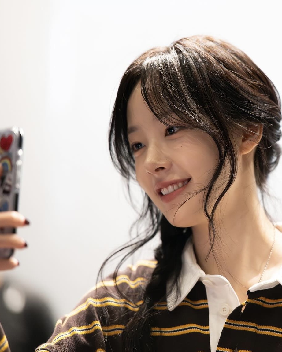 요즘 뜨는 첫사랑st🤍채원빈

최근 영화 '야당'과 넷플릭스 드라마 ‘이토록 친밀한 배신자’에서 눈에 띄는 비주얼과 안정적인 중저음 보이스, 탄탄한 연기력으로 주목받고 있는 채원빈은 맑고 청순한 분위기로 벌써 많은 이들의 사랑을 받고 있죠.

사복 스타일 역시 퓨어한 이미지답게, 화이트 톤 중심의 꾸안꾸 데일리룩을 자주 선보입니다. 앞으로가 더 기대되는 채원빈, 지금 슬라이드로 만나보세요✨ 이미지5