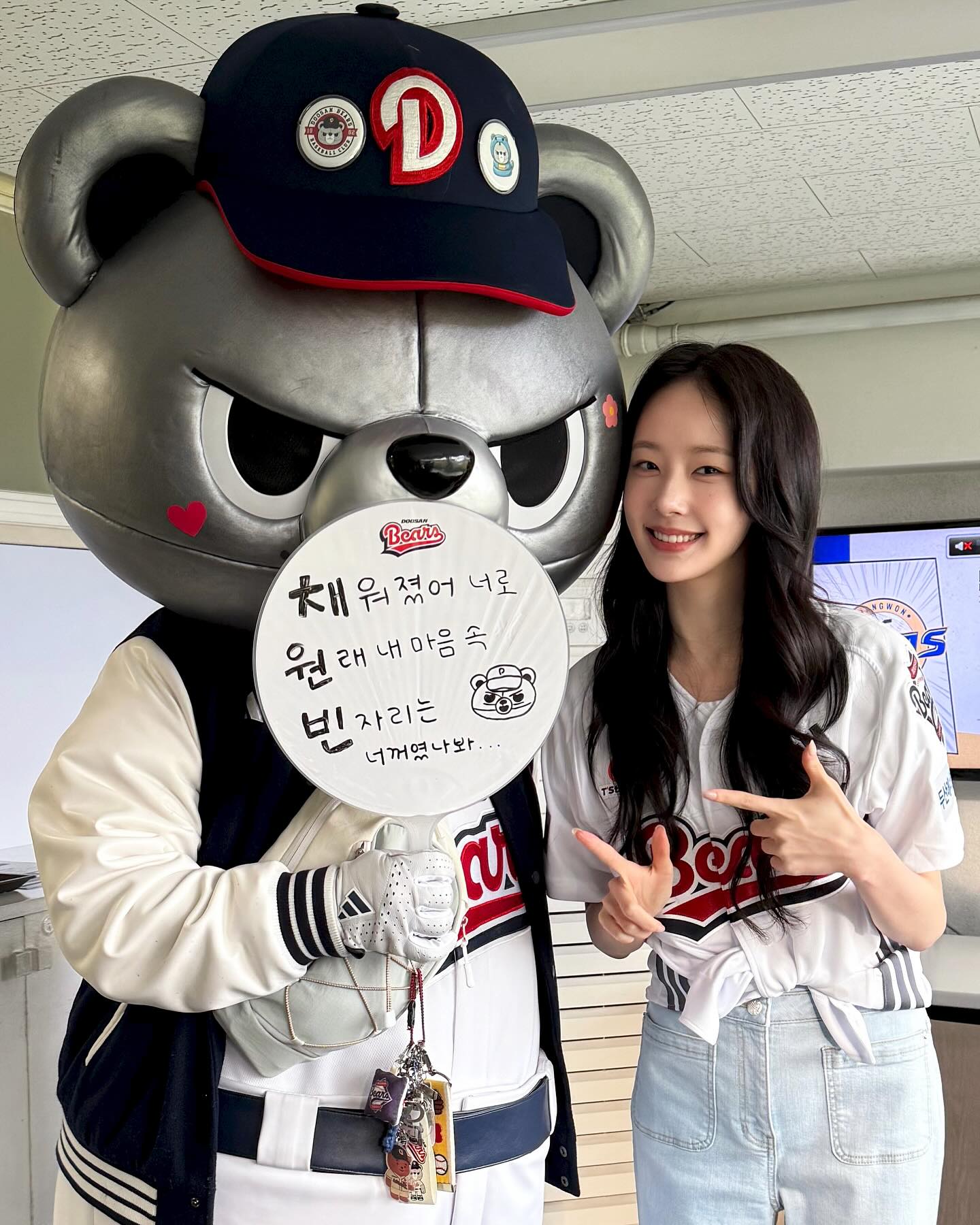 요즘 뜨는 첫사랑st🤍채원빈

최근 영화 '야당'과 넷플릭스 드라마 ‘이토록 친밀한 배신자’에서 눈에 띄는 비주얼과 안정적인 중저음 보이스, 탄탄한 연기력으로 주목받고 있는 채원빈은 맑고 청순한 분위기로 벌써 많은 이들의 사랑을 받고 있죠.

사복 스타일 역시 퓨어한 이미지답게, 화이트 톤 중심의 꾸안꾸 데일리룩을 자주 선보입니다. 앞으로가 더 기대되는 채원빈, 지금 슬라이드로 만나보세요✨ 이미지8