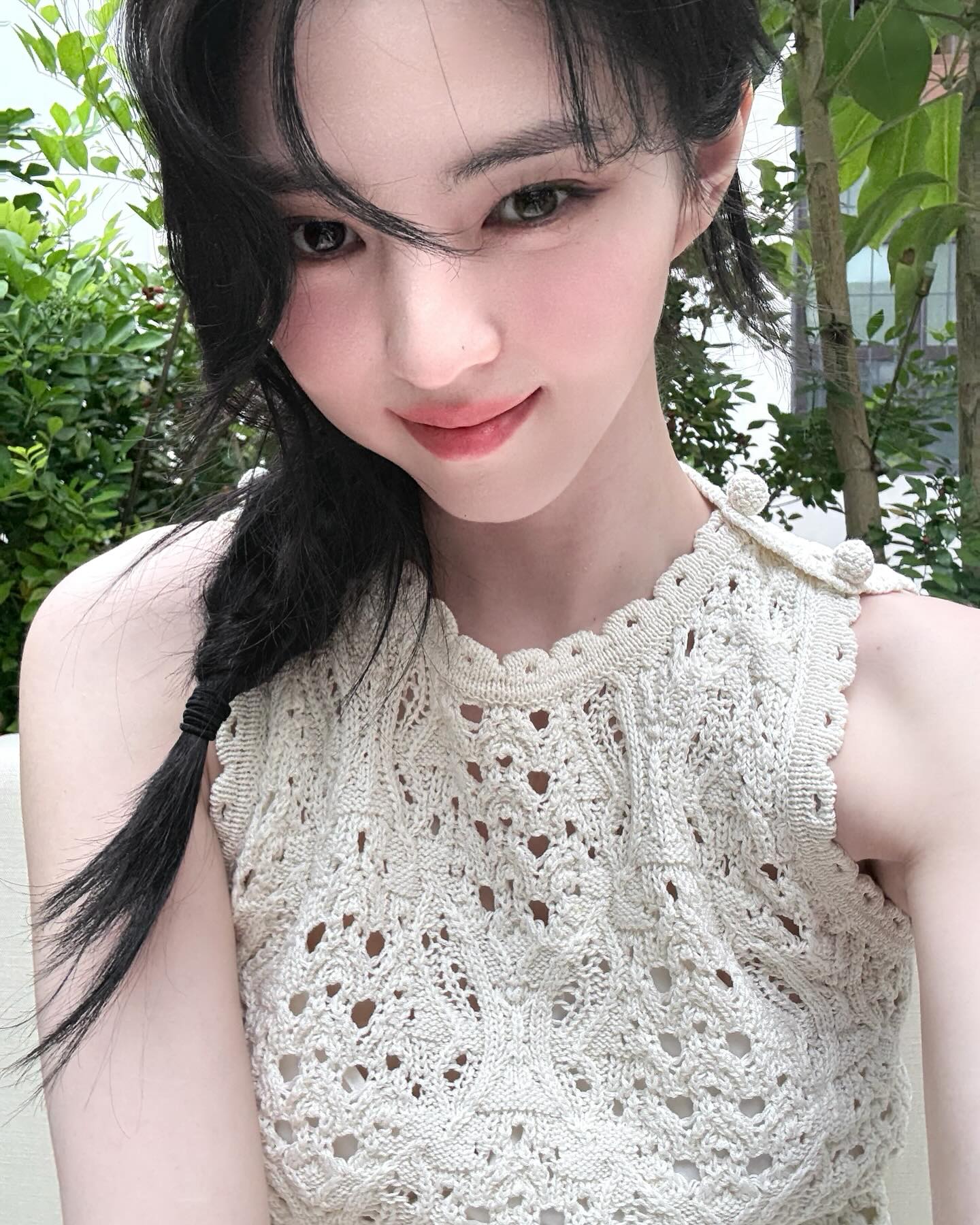 크로셰 드레스에 첼시 부츠라니🕊👢
이 조합 소화 가능한 사람은 한소희밖에 없죠.

한소희만의 분위기와 감각으로 여성스러움과 스트리트 무드를 완벽하게 믹스매치했습니다.

1. 디올 Dioriviera 러플 쇼트 드레스🕊
섬세한 니트 레이스 디테일과 러플 헴라인이 로맨틱한 무드를 자아내며, 숄더 부분의 폼폼 디테일이 러블리한 포인트를 더합니다. 단정한 실루엣이지만 코튼 소재 특유의 질감 덕분에 자연스럽고 고급스러운 분위기를 연출했습니다.

2. 디올 Signature 스몰 버킷백 라떼컬러👜
2025 여름 시즌 새롭게 선보인 이 버킷백은 부드러운 실루엣과 라떼 컬러 조합, 그리고 앤틱 골드 메탈 로고가 어우러져 절제된 포인트를 주는 디자인입니다. 드레스의 질감과 잘 어우러지며 룩 전체에 조화로운 흐름을 더했습니다.

3. both x Charles & Keith 쥴스 첼시 부츠👢
드레스와 대조되는 투박한 첼시 부츠. 두툼한 아웃솔과 앞코의 메탈 디테일이 강한 개성을 더하며 ‘한소희식 믹스매치’를 완성합니다. 사랑스러운 드레스에 터프한 부츠를 더해 단조롭지 않은 무드를 연출했습니다. 이미지