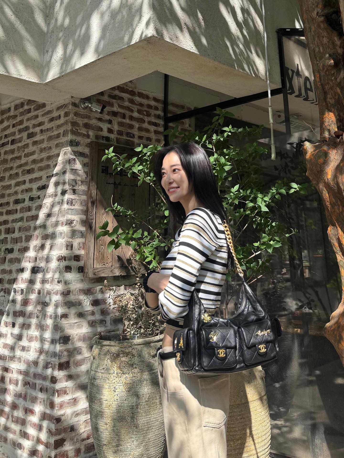 같은 샤넬, 다른 분위기✨
이주연이 보여준 샤넬백 실착 정석
2가지 샤넬백으로 완성한 3가지 착장, 함께 확인해보세요.
1. 샤넬 맥시 호보백
볼드한 골드 체인 디테일이 돋보이는 맥시 호보백은 전면 아웃포켓이 특징인 실용적인 아이템입니다. 이주연은 스트라이프 크롭탑, 베이지 팬츠에 가방을 매치해 깔끔한 데일리 룩을 완성했습니다.
2. 샤넬 클래식 플랩백 11.12
퀼팅 디테일과 더블 C 잠금장치가 특징인 클래식 플랩백은 샤넬을 대표하는 스퀘어 쉐입의 아이템입니다. 이주연은 화이트 백을 활용해 두 가지 착장을 보여주었습니다. 첫 번째는 블랙 반팔 티셔츠와 카고 팬츠를 매치한 시크한 올블랙 룩, 두 번째는 오버핏 맨투맨과 바이커 쇼츠를 매치한 애슬레저 룩으로 같은 아이템으로 다른 무드를 연출했습니다. 이미지2