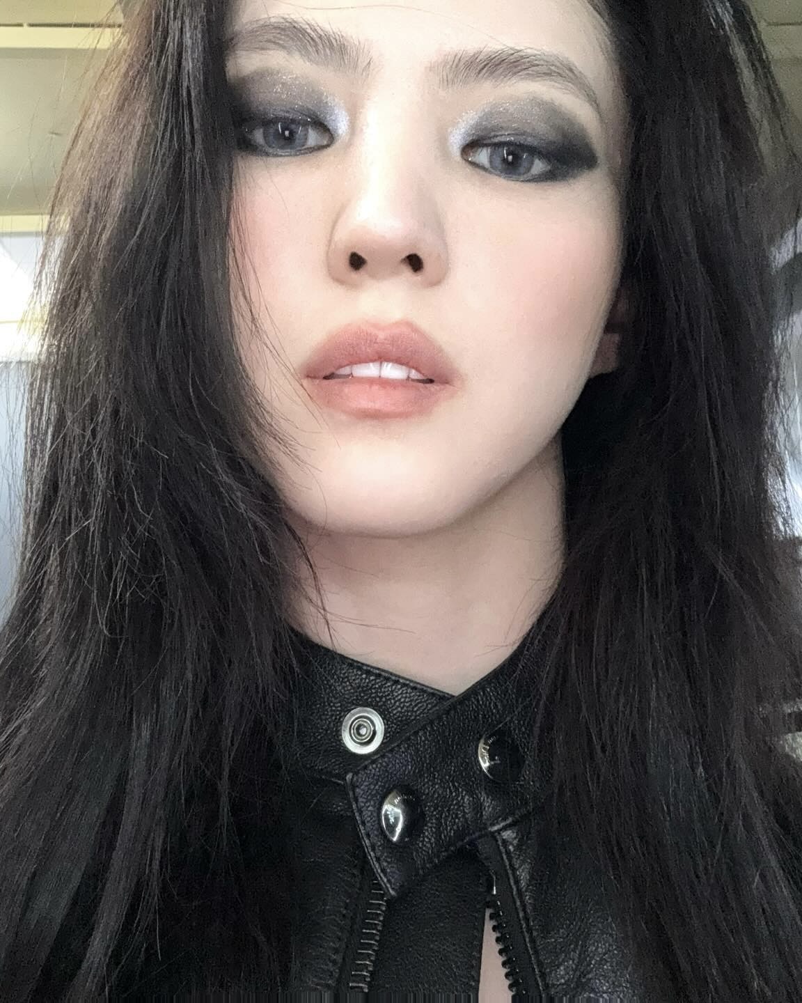 올여름 셀럽 메이크업 해봤어❓
페스티벌 무드 살리는 셀럽 메이크업 따라잡기💄

재즈,워터밤,힙합페스티벌 메이크업으로 완성할 타이밍입니다.

1. 큐빅 활용하기
올 여름 페스티벌 메이크업의 핵심 키워드는 '과감함'입니다. 그 중심에는 얼굴에 큐빅을 더한 스티커 메이크업이 있습니다.  키치하고 유니크한 분위기를 극대화하는 이 스타일은, 눈 밑이나 눈썹 위, 콧등에 작은 큐빅 또는 글리터 파츠를 얹는 것만으로 생기있는 페스티벌 메이크업을 완성할 수 있습니다.

2. 글리터 시도하기
글리터를 눈두덩이나 애교살에 얹어 은은한 펄감으로 다양하게 활용하여 한층 더 빛나는 메이크업을 완성하고 , 햇빛 아래 혹은 조명 아래 반짝이는 효과로 페스티벌 분위기를 극대화해줍니다. 화려하지만 부담스럽지 않게 연출하려면 글리터의 입자 크기와 색감 톤을 조절하는 것이 포인트입니다.

3. 스모키 메이크업 도전하기
밤이 되면 분위기를 반전시킬 스모키 메이크업은 눈꼬리를 자연스럽게 번지듯 블렌딩하면 감각적이고 시크한 무드를 완성할 수 있습니다. 여기에 은은한 펄을 더하면 페스티벌 특유의 자유로운 분위기가 살아나는 메이크업이 완성됩니다.  이미지6