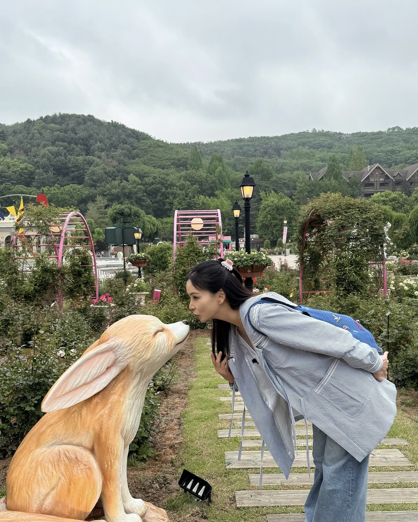 에버랜드룩은 이렇게🤍
고소영의 캐주얼한 데이오프 스타일링

자연스러운 듯 멋스러운, 고소영의 리얼 데일리룩 함께 볼까요?✨

1. 상의: 보디,  클럽 스트라이프 세일러 코트/ 260만 원대
블루 스트라이프 패턴과 오버사이즈 세일러 칼라가 특징인 코튼 코트. 힙을 덮는 미디 기장과 스트레이트 핏의 코트를 와이드 데님팬츠와 매치 해 편안하고 캐주얼한 무드를 연출했습니다.

2. 가방: 보디, 로렐 크로셰 토트백/ 60만 원대 
수공예 느낌의 크로셰 짜임과 입체적인 패턴이 돋보이는 미니 토트백. 콤팩트한 사이즈와 부드러운 쉐입으로 손에 가볍게 들기 좋고, 고소영은 전체적으로 파스텔 톤으로 구성된 착장에 이 가방을 매치해
블루 컬러로 스타일을 완성했습니다.

3. 신발: 온, 클라우드 몬스터/ 21만 9천 원
두께감의 아웃솔이 특징인 러닝화로 볼륨 있는 쉐입과 부드러운 쿠셔닝으로 장시간 착용에도 부담이 없으며 데님 팬츠와 베이직한 룩에도 가볍게 스타일링 가능한 캐주얼한 스니커즈입니다. 이미지3