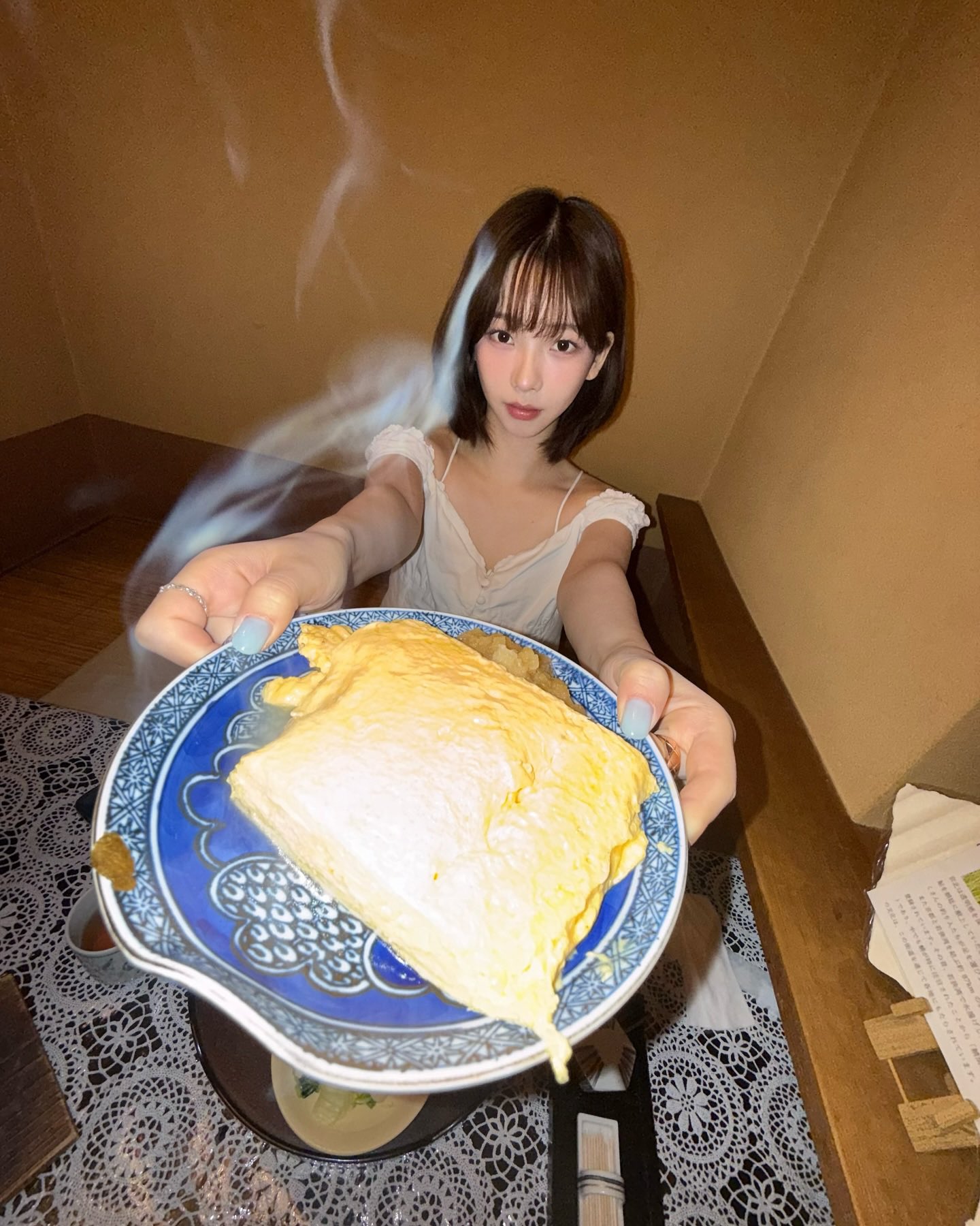 내 음식 맛있겠지?
근데 카메라가 자꾸 얼굴에 초점 맞추네...😂🩷 이미지