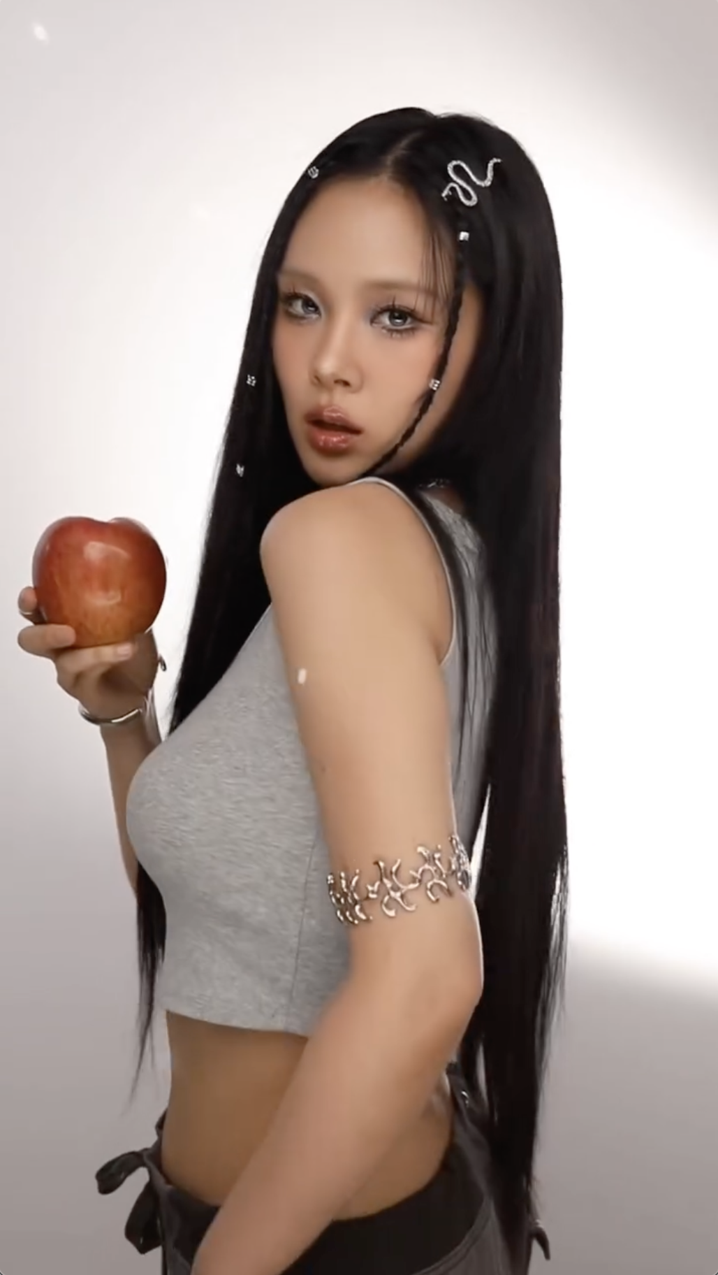 🧚🏻‍♀️에겐 비비 vs 테토 비비😈
일단 저는 에겐.. 아니 테토.. 아니 에.. 아 테.. 에테...

메이크업 천재 레오제이와 도화지 얼굴 비비가 만났다. 
결론은 그냥 존예세요❤️‍🔥 이미지