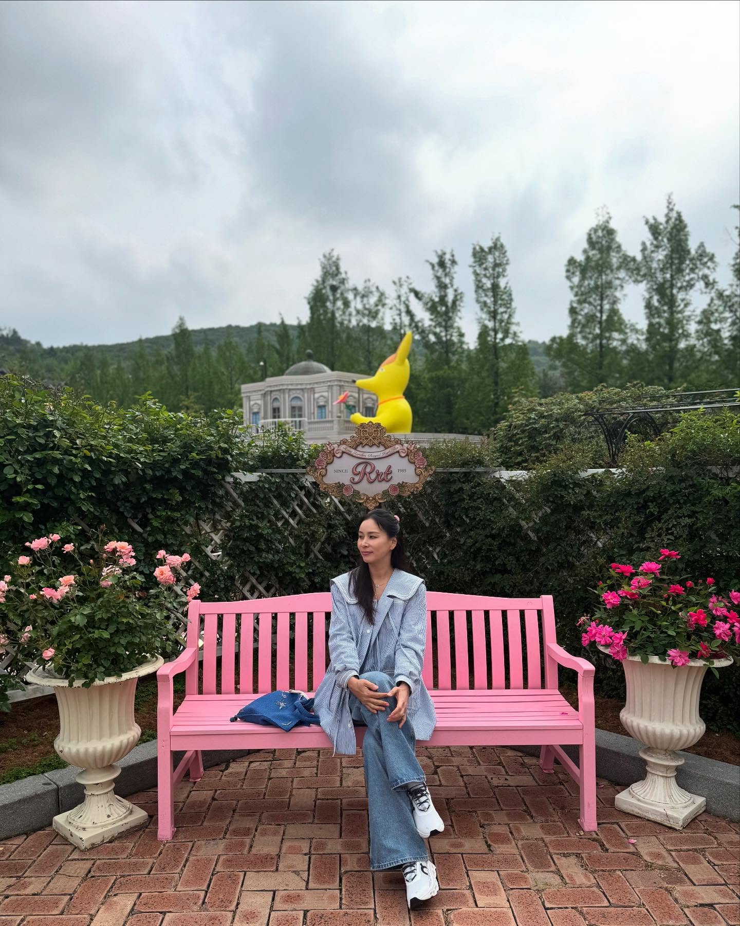 에버랜드룩은 이렇게🤍
고소영의 캐주얼한 데이오프 스타일링

자연스러운 듯 멋스러운, 고소영의 리얼 데일리룩 함께 볼까요?✨

1. 상의: 보디,  클럽 스트라이프 세일러 코트/ 260만 원대
블루 스트라이프 패턴과 오버사이즈 세일러 칼라가 특징인 코튼 코트. 힙을 덮는 미디 기장과 스트레이트 핏의 코트를 와이드 데님팬츠와 매치 해 편안하고 캐주얼한 무드를 연출했습니다.

2. 가방: 보디, 로렐 크로셰 토트백/ 60만 원대 
수공예 느낌의 크로셰 짜임과 입체적인 패턴이 돋보이는 미니 토트백. 콤팩트한 사이즈와 부드러운 쉐입으로 손에 가볍게 들기 좋고, 고소영은 전체적으로 파스텔 톤으로 구성된 착장에 이 가방을 매치해
블루 컬러로 스타일을 완성했습니다.

3. 신발: 온, 클라우드 몬스터/ 21만 9천 원
두께감의 아웃솔이 특징인 러닝화로 볼륨 있는 쉐입과 부드러운 쿠셔닝으로 장시간 착용에도 부담이 없으며 데님 팬츠와 베이직한 룩에도 가볍게 스타일링 가능한 캐주얼한 스니커즈입니다. 이미지5