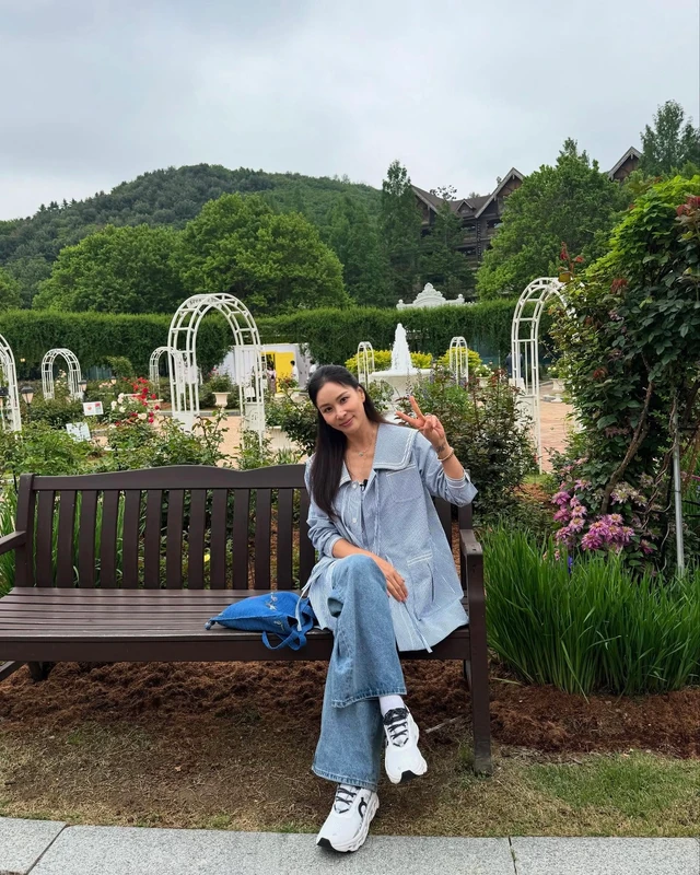 에버랜드룩은 이렇게🤍 고소영의 캐주얼한 데이오프 스타일링 자연스러운 듯 멋스러운, 고소영의 리얼 데일리룩 함께 볼까요?✨ 1. 상의: 보디, 클럽 스트라이프 세일러 코트/ 260만 원대 블루 스트라이프 패턴과 오버사이즈 세일러 칼라가 특징인 코튼 코트. 힙을 덮는 미디 기장과 스트레이트 핏의 코트를 와이드 데님팬츠와 매치 해 편안하고 캐주얼한 무드를 연출했습니다. 2. 가방: 보디, 로렐 크로셰 토트백/ 60만 원대 수공예 느낌의 크로셰 짜임과 입체적인 패턴이 돋보이는 미니 토트백. 콤팩트한 사이즈와 부드러운 쉐입으로 손에 가볍게 들기 좋고, 고소영은 전체적으로 파스텔 톤으로 구성된 착장에 이 가방을 매치해 블루 컬러로 스타일을 완성했습니다. 3. 신발: 온, 클라우드 몬스터/ 21만 9천 원 두께감의 아웃솔이 특징인 러닝화로 볼륨 있는 쉐입과 부드러운 쿠셔닝으로 장시간 착용에도 부담이 없으며 데님 팬츠와 베이직한 룩에도 가볍게 스타일링 가능한 캐주얼한 스니커즈입니다. 이미지