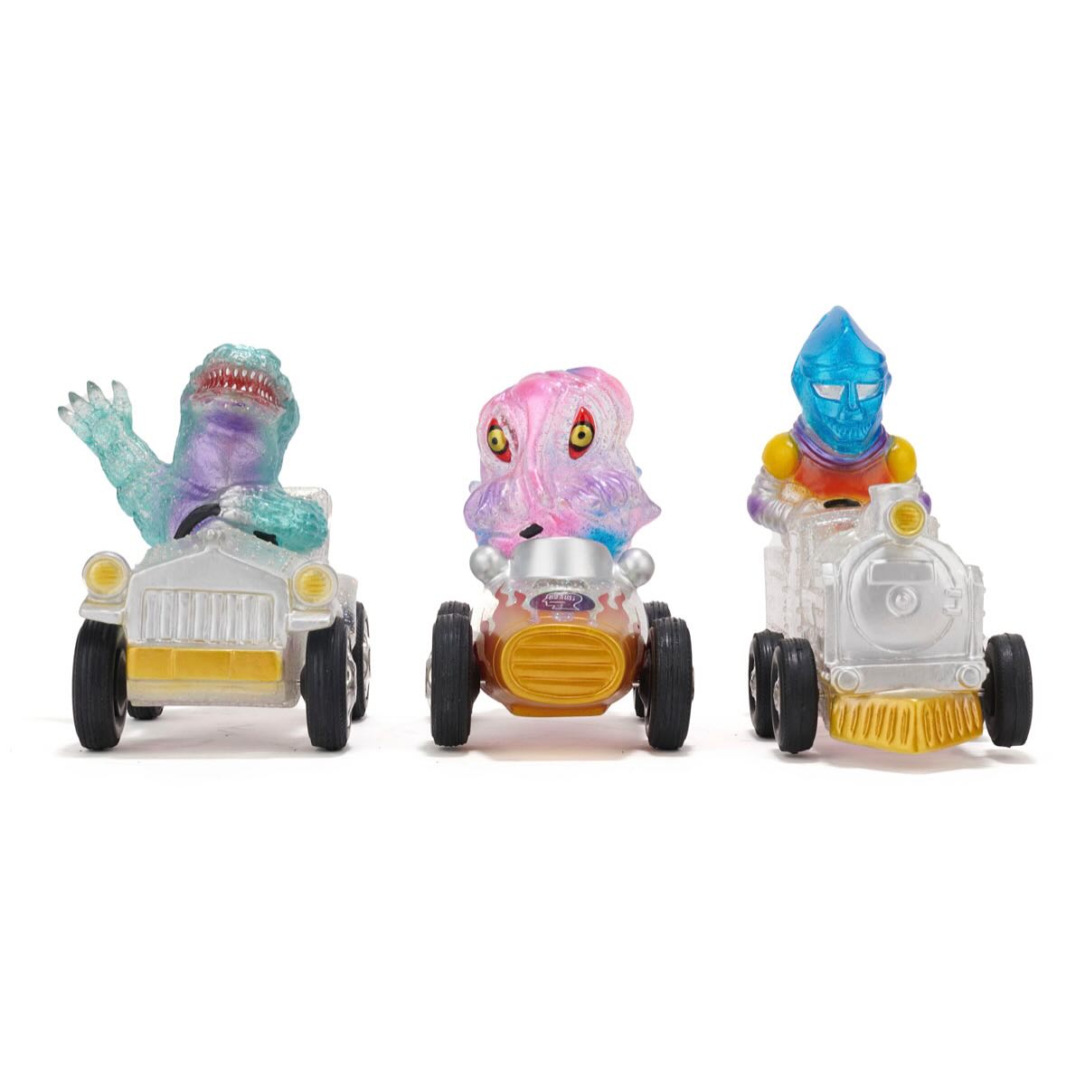 야마키치 x 고질라 x 브레인데드
‘카이주 레이싱 클럽(Kaiju Racing Club)’ 소프비 컬렉션 출시

괴수 장르의 팬들에게 반가운 소식이 전해졌습니다. 전설적인 괴수 고질라와 일본 소프비 장인 브랜드 야마키치(Yamakichi Sofvi), 그리고 실험적 스트리트웨어 레이블 브레인데드(Brain Dead) 가 손잡고 아주 특별한 협업을 선보입니다.

그 결과물은 이름부터 강렬한 ‘카이주 레이싱 클럽(Kaiju Racing Club)’ 소프비 컬렉션. 이번 컬렉션은 총 3종의 소프비 피규어와 티셔츠로 구성되어 있으며, 각 디자인별 175개 한정 수량으로 제작된 초희귀 아이템입니다.

기존 고질라 IP의 파괴적인 존재감에 레이싱 팀이라는 독특한 콘셉트가 더해지면서, 클래식 괴수 미학과 스트리트 감성이 조화를 이뤄냈습니다. 이미지