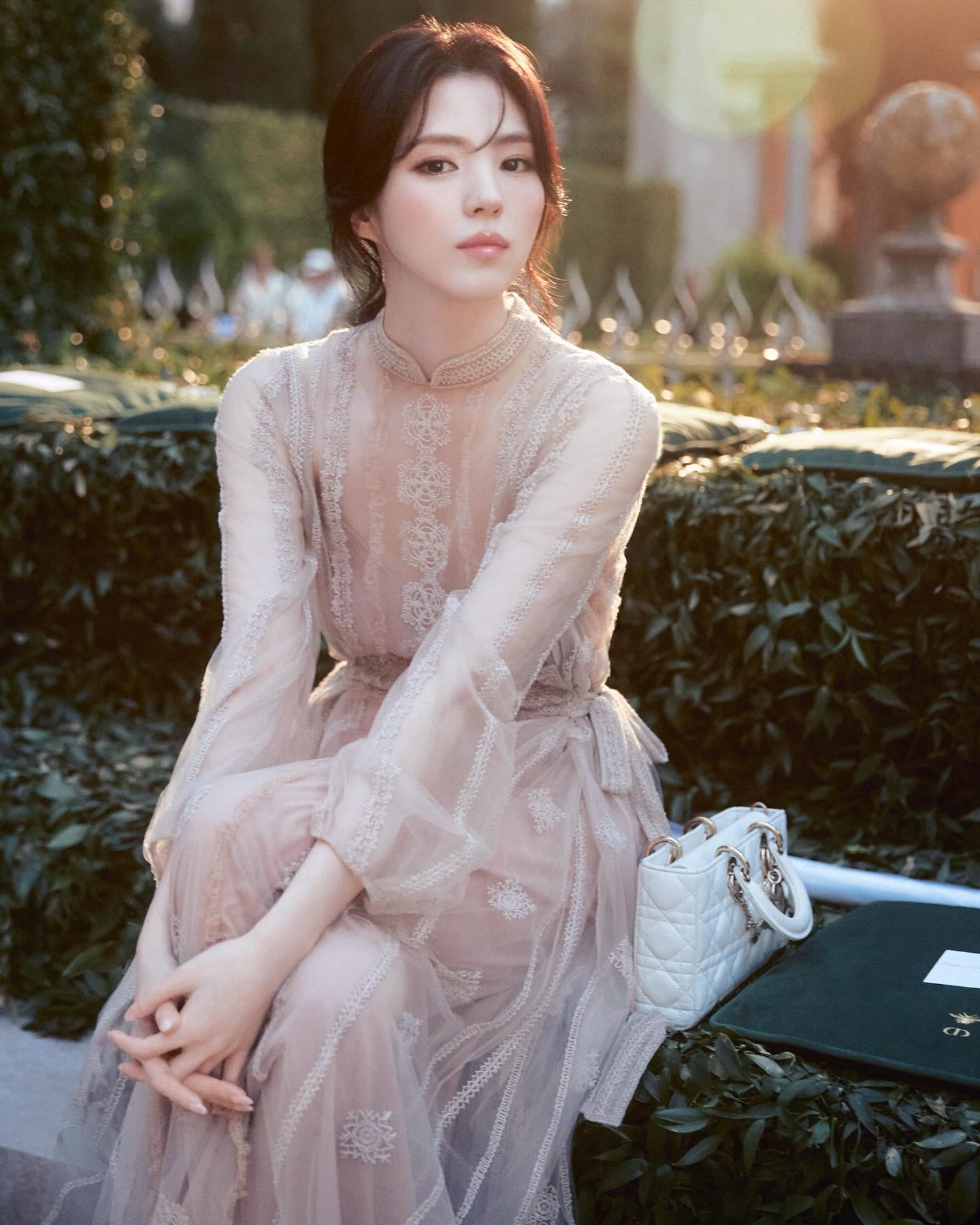 로마에 핀 한소희🌷
디올 드레스보다 더 눈부신 한소희✨ 이미지1