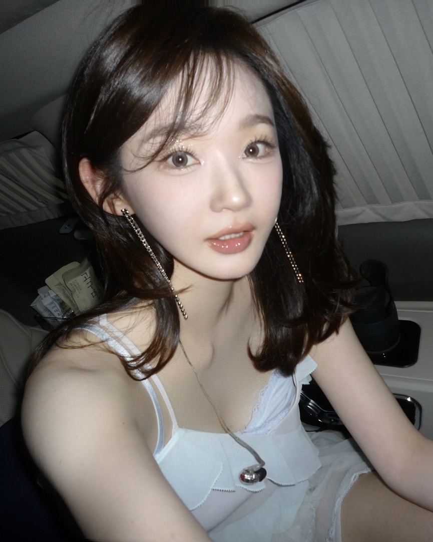 요즘 뜨는 맑은 물광 메이크업💄
더운 여름엔 가볍고 촉촉한 속광으로 완성✔️ 이미지