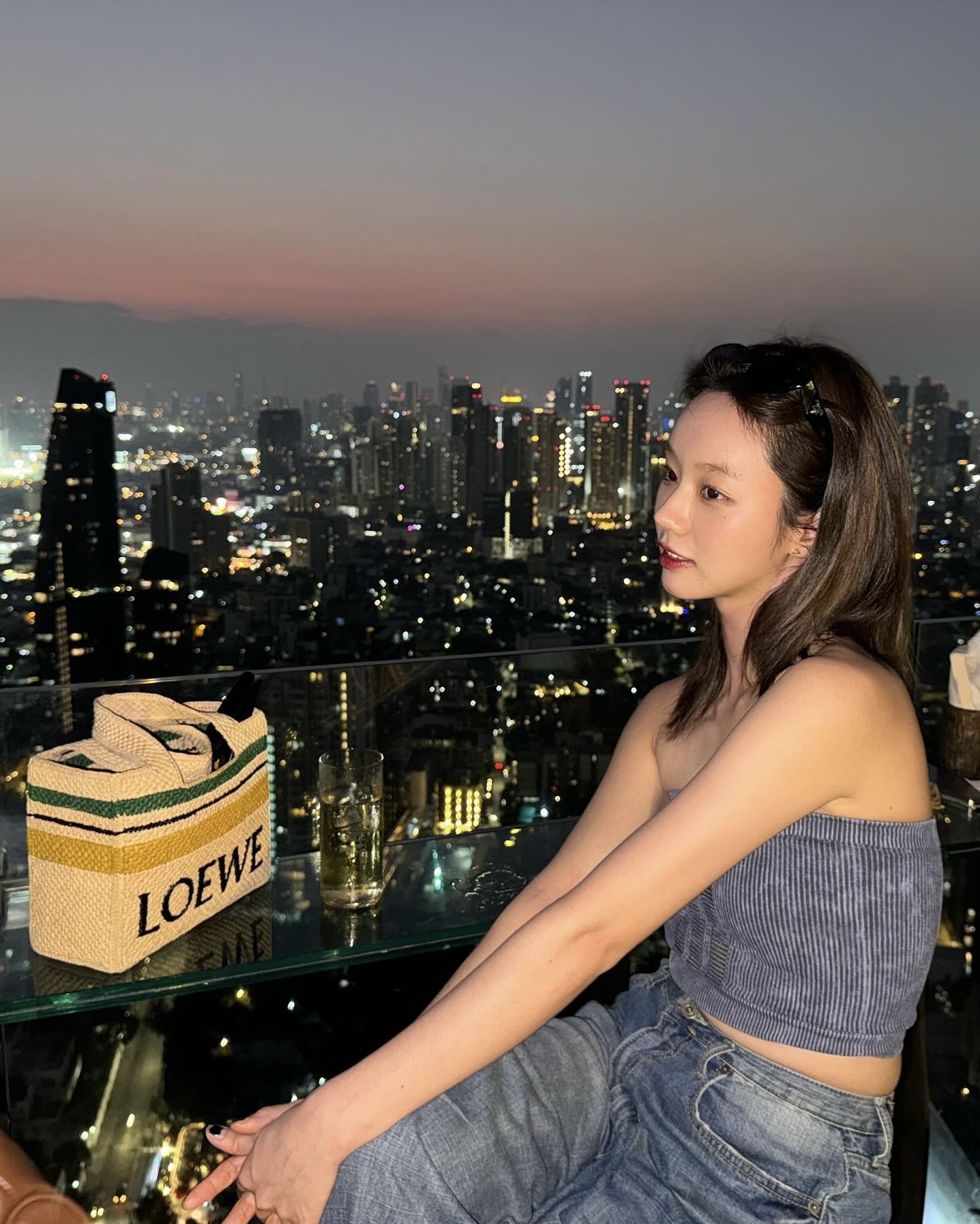 실패 없는 여름백은❓
가볍고 멋스러운 라탄백 리스트업📝

셀럽들이 선택한 라탄백, 지금 여름 코디에 참고하세요.

1. 프라다(Prada) 크로셰 토트백 260만 원
정채연이 선택한 프라다의 크로셰 토트백은 매년 여름 셀럽들이 즐겨 드는 스테디 아이템입니다. 은은한 패턴 스커트와 하얀 나시를 매치해 여성스러운 분위기를 연출했습니다.

2.셀린느(Celine) 미디엄 파니에 295만 원
기은세가 착용한 셀린느 라탄백은 브랜드 특유의 고급스러운 무드를 담아낸 제품으로 기은세는 플로럴 원피스와 데님팬츠를 매치해 캐주얼한 느낌을 주었습니다. 데일리룩부터 휴양지룩까지 폭넓게 매치할 수 있는 아이템입니다.

3.로에베(Loewe) 스몰 토트 라피아 160만 원 
혜리가 든 가방은 라탄백하면 가장 먼저 떠오를 만큼 상징적인 아이템으로 투톤 스트라이프와 로고가 포인트 입니다. 로에베 가방과 함께 튜브탑이랑 데님팬츠를 매치해 스트릿한 무드를 연출했습니다. 이미지7