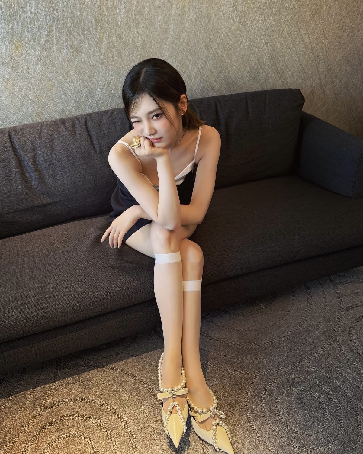 닝닝의 러블리 미니드레스🎀
리본 하나로 분위기 완성한 착장.

메이블린 행사에서 입은 닝닝의 원피스, 어디 브랜드일까요? 
 
*슈슈통(Shushu/Tong)
- SS25 네이비 더블 리본 슬링 미니 드레스 이미지5