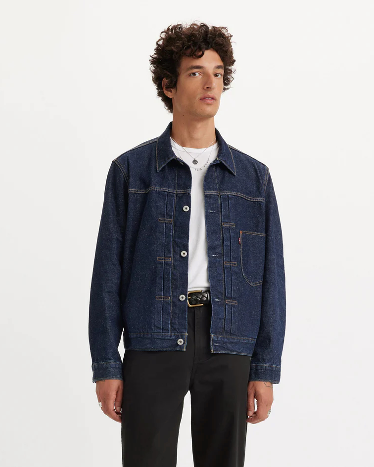 지디가 입은 데님자켓은?!👖
데님자켓 하나로 스타일을 완성하는 지드래곤✨

데님자켓 한 장도 지드래곤이 입으면 룩의 완성도가 달라집니다.

지드래곤이 입은 자켓은 바로 리바이스의 '셀비지 트러커 자켓'입니다. 워크웨어를 현대적으로 재해석한 자켓으로 클래식한 실루엣과 포켓 디테일이 특징입니다.

지드래곤처럼 다양한 뱃지로 스타일링을 개성 있게 연출 가능하며, 셀비지 원단 특유의 질감과 내구성으로 오래 입을수록 매력이 깊어지는 아이템입니다.

클래식한 데님 자켓으로 자신만의 룩을 완성해서 스타일을 다양하게 즐길 수 있습니다. 이미지4