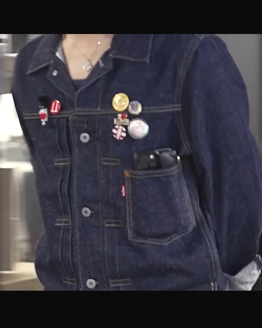 지디가 입은 데님자켓은?!👖
데님자켓 하나로 스타일을 완성하는 지드래곤✨

데님자켓 한 장도 지드래곤이 입으면 룩의 완성도가 달라집니다.

지드래곤이 입은 자켓은 바로 리바이스의 '셀비지 트러커 자켓'입니다. 워크웨어를 현대적으로 재해석한 자켓으로 클래식한 실루엣과 포켓 디테일이 특징입니다.

지드래곤처럼 다양한 뱃지로 스타일링을 개성 있게 연출 가능하며, 셀비지 원단 특유의 질감과 내구성으로 오래 입을수록 매력이 깊어지는 아이템입니다.

클래식한 데님 자켓으로 자신만의 룩을 완성해서 스타일을 다양하게 즐길 수 있습니다. 이미지3