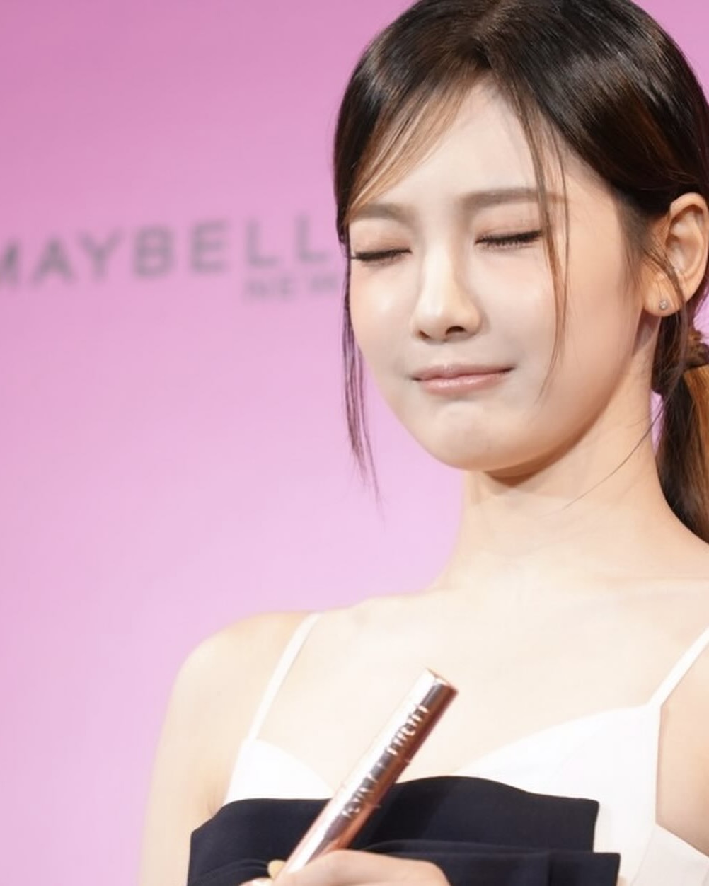 닝닝의 러블리 미니드레스🎀
리본 하나로 분위기 완성한 착장.

메이블린 행사에서 입은 닝닝의 원피스, 어디 브랜드일까요? 
 
*슈슈통(Shushu/Tong)
- SS25 네이비 더블 리본 슬링 미니 드레스 이미지4