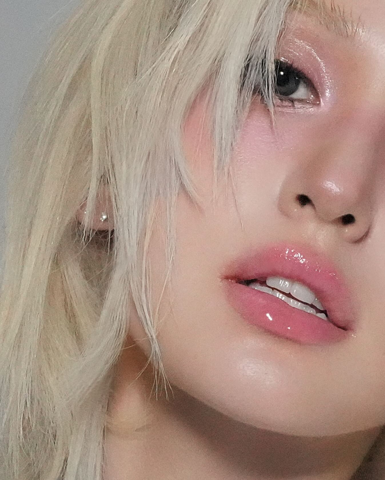 요즘 뜨는 맑은 물광 메이크업💄
더운 여름엔 가볍고 촉촉한 속광으로 완성✔️ 이미지