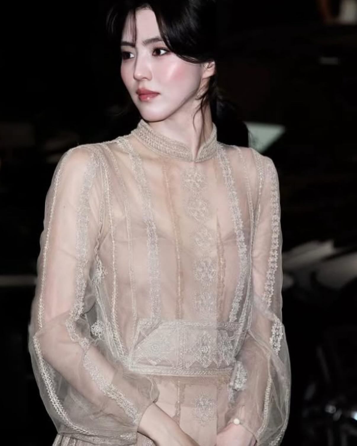 로마에 핀 한소희🌷
디올 드레스보다 더 눈부신 한소희✨ 이미지6