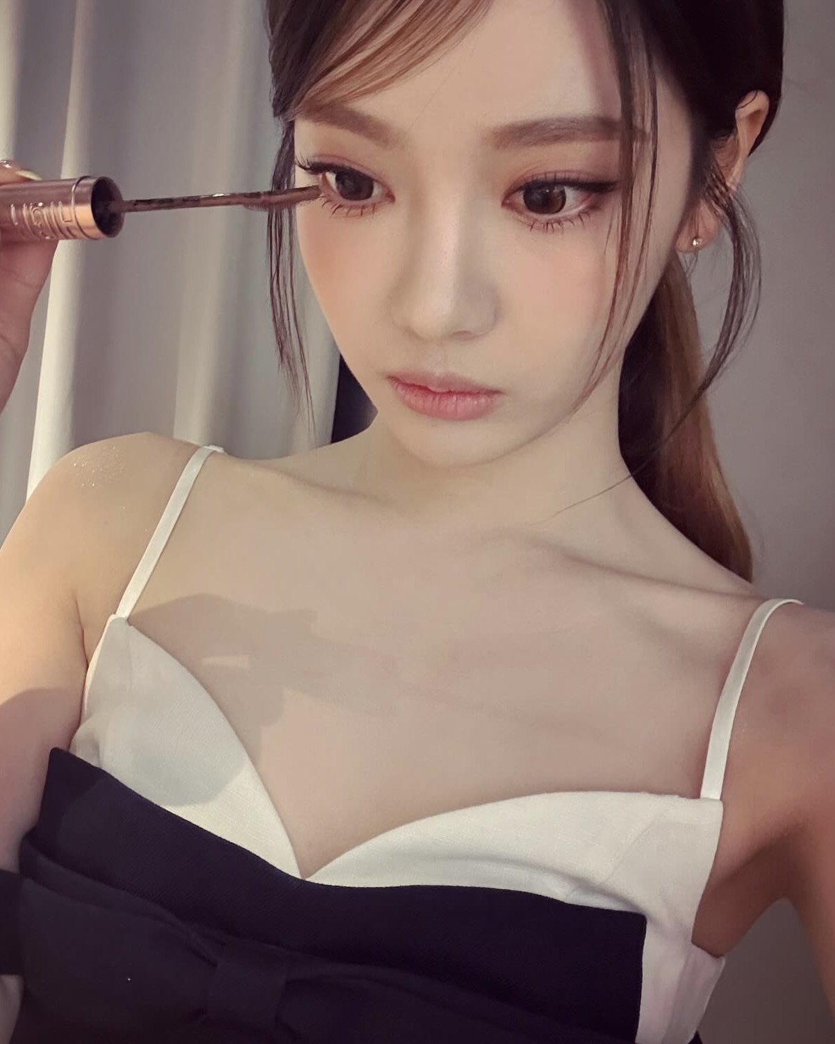 닝닝의 러블리 미니드레스🎀
리본 하나로 분위기 완성한 착장.

메이블린 행사에서 입은 닝닝의 원피스, 어디 브랜드일까요? 
 
*슈슈통(Shushu/Tong)
- SS25 네이비 더블 리본 슬링 미니 드레스 이미지