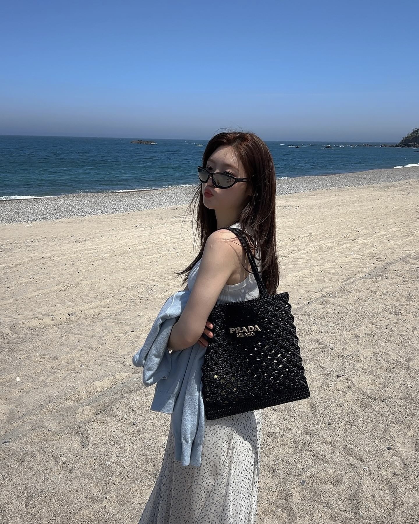 실패 없는 여름백은❓
가볍고 멋스러운 라탄백 리스트업📝

셀럽들이 선택한 라탄백, 지금 여름 코디에 참고하세요.

1. 프라다(Prada) 크로셰 토트백 260만 원
정채연이 선택한 프라다의 크로셰 토트백은 매년 여름 셀럽들이 즐겨 드는 스테디 아이템입니다. 은은한 패턴 스커트와 하얀 나시를 매치해 여성스러운 분위기를 연출했습니다.

2.셀린느(Celine) 미디엄 파니에 295만 원
기은세가 착용한 셀린느 라탄백은 브랜드 특유의 고급스러운 무드를 담아낸 제품으로 기은세는 플로럴 원피스와 데님팬츠를 매치해 캐주얼한 느낌을 주었습니다. 데일리룩부터 휴양지룩까지 폭넓게 매치할 수 있는 아이템입니다.

3.로에베(Loewe) 스몰 토트 라피아 160만 원 
혜리가 든 가방은 라탄백하면 가장 먼저 떠오를 만큼 상징적인 아이템으로 투톤 스트라이프와 로고가 포인트 입니다. 로에베 가방과 함께 튜브탑이랑 데님팬츠를 매치해 스트릿한 무드를 연출했습니다. 이미지2