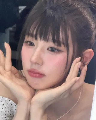 요즘 뜨는 맑은 물광 메이크업💄
더운 여름엔 가볍고 촉촉한 속광으로 완성✔️ 이미지