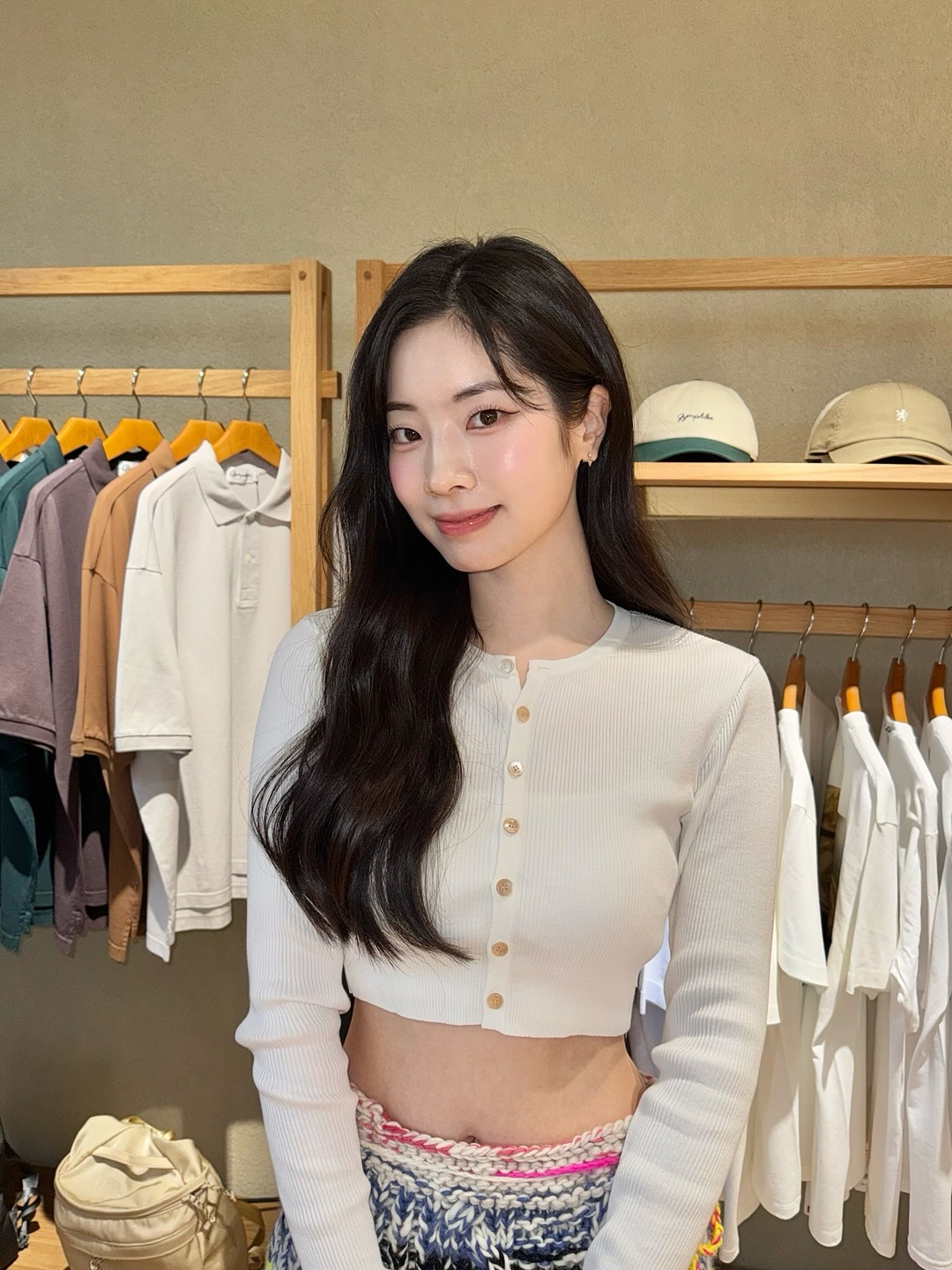 요즘 뜨는 맑은 물광 메이크업💄
더운 여름엔 가볍고 촉촉한 속광으로 완성✔️ 이미지